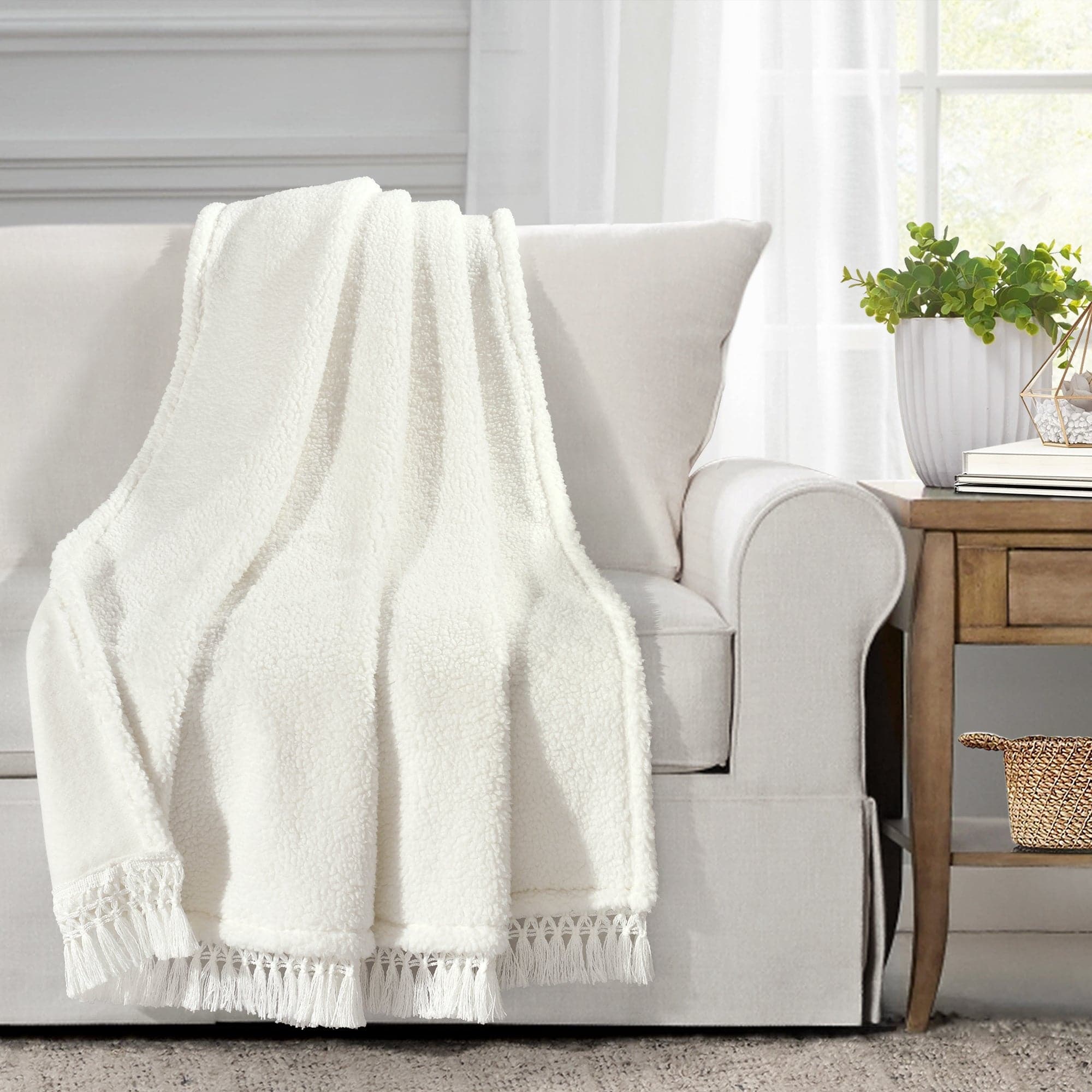 Cozy Sherpa Tassel Fringe Throw Blanket - Soft Plush Fleece Bedspread for Couch, Bed & Sofa - Perfect for Winter Warmth, Home Decor & Gift Giving