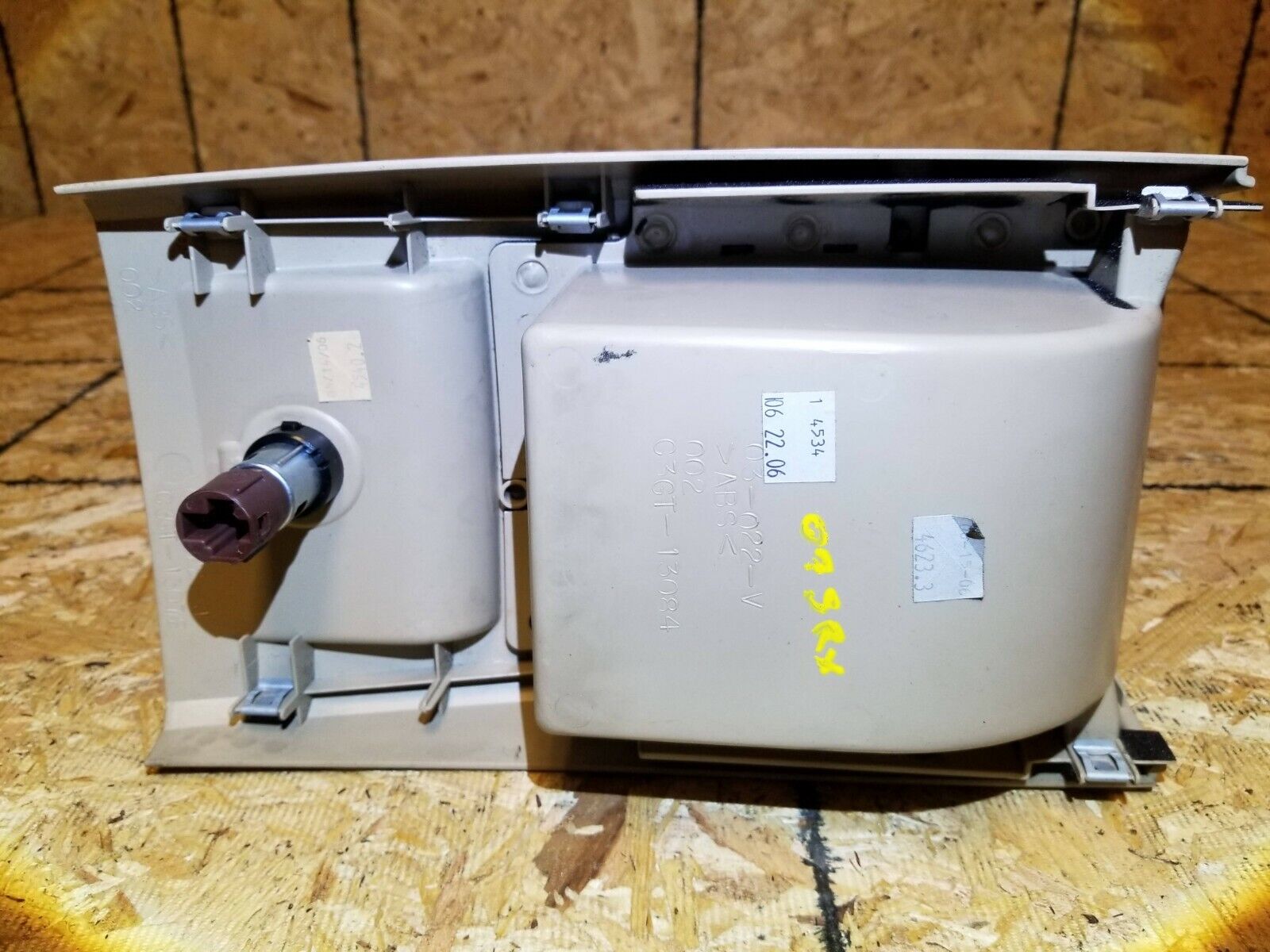 2005-2009 Cadillac SRX Center Console Rear Trim Cover Replacement - OEM Style for Enhanced Interior & Comfort While Driving
