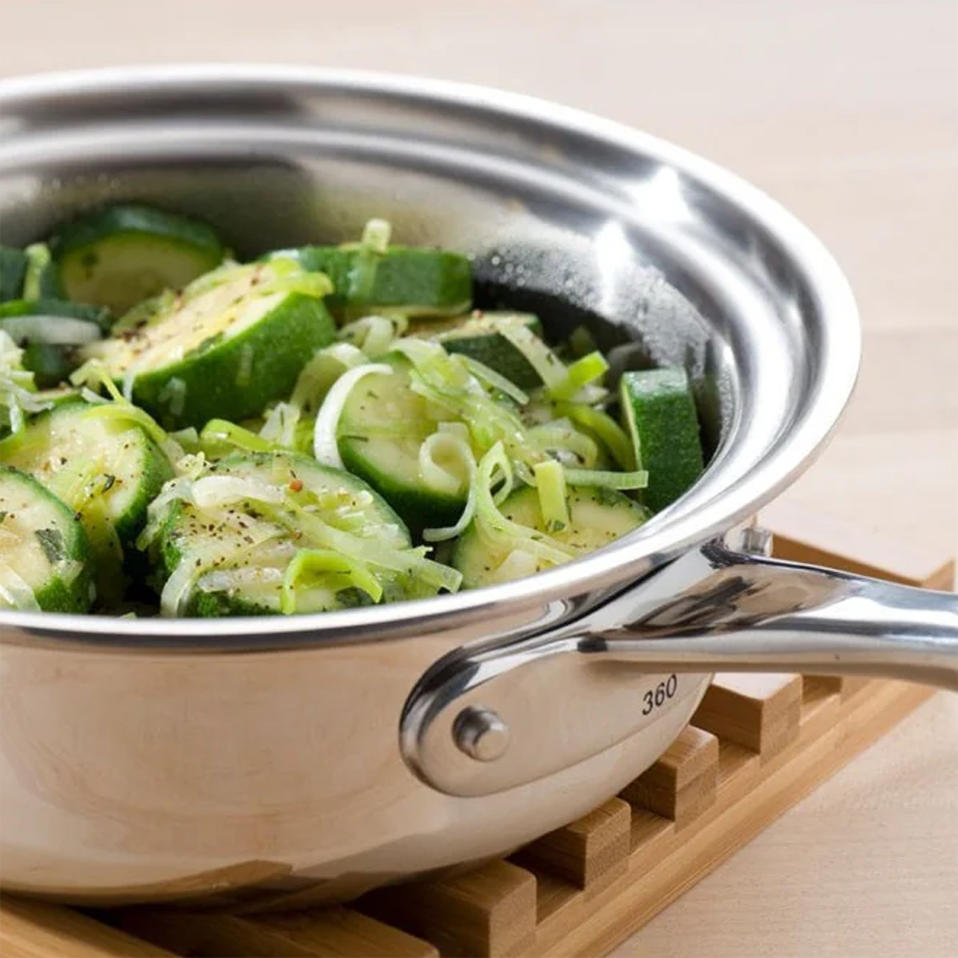 1 Quart Saucepan with Lid - Stainless Steel Cooking Pot with Glass Cover - Perfect for Boiling, Simmering & Sauce Making - Ideal for Small Kitchen & Camping Use