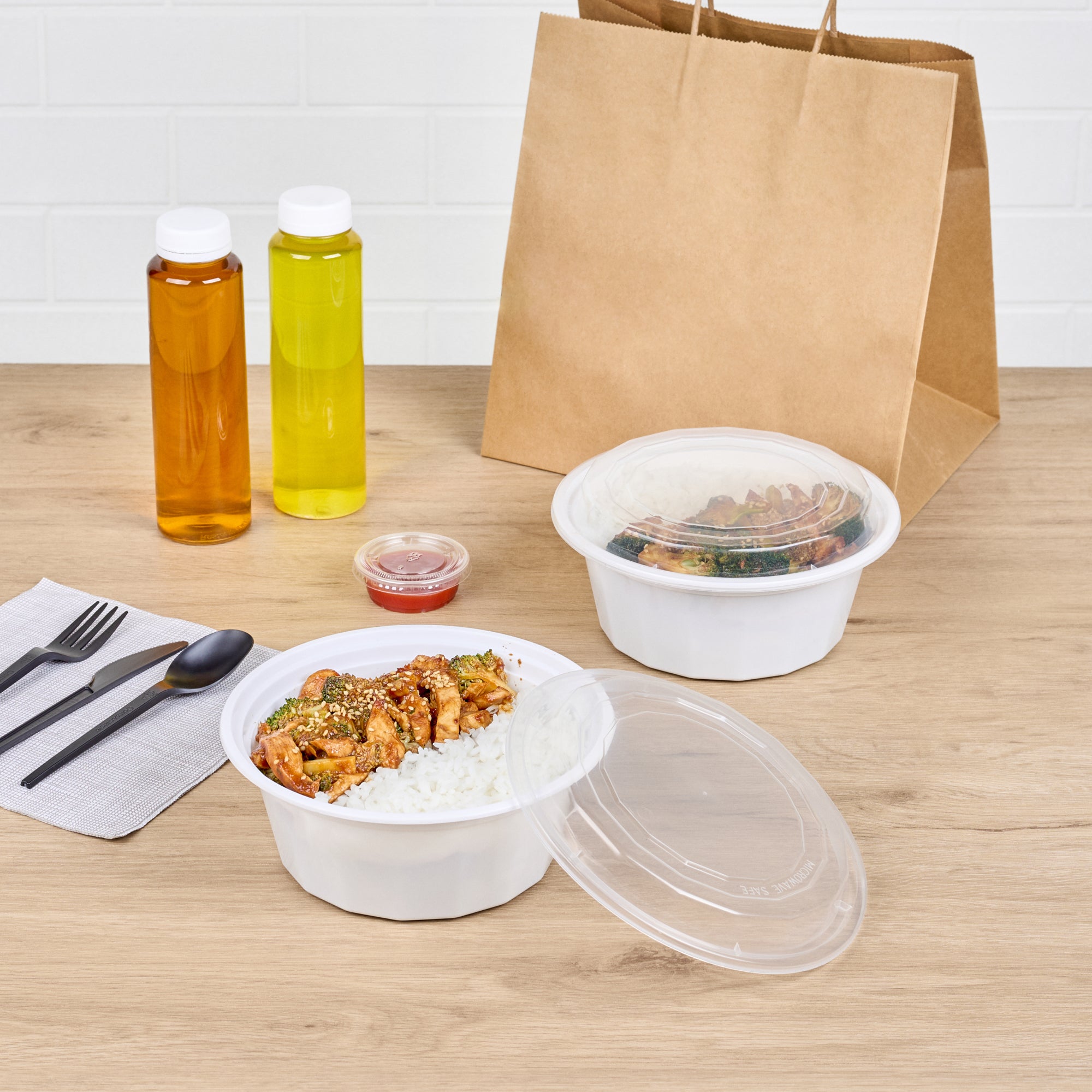 32 oz Round White Plastic Food Storage Containers with Clear Lids - Microwave Safe Takeout Boxes (7.25