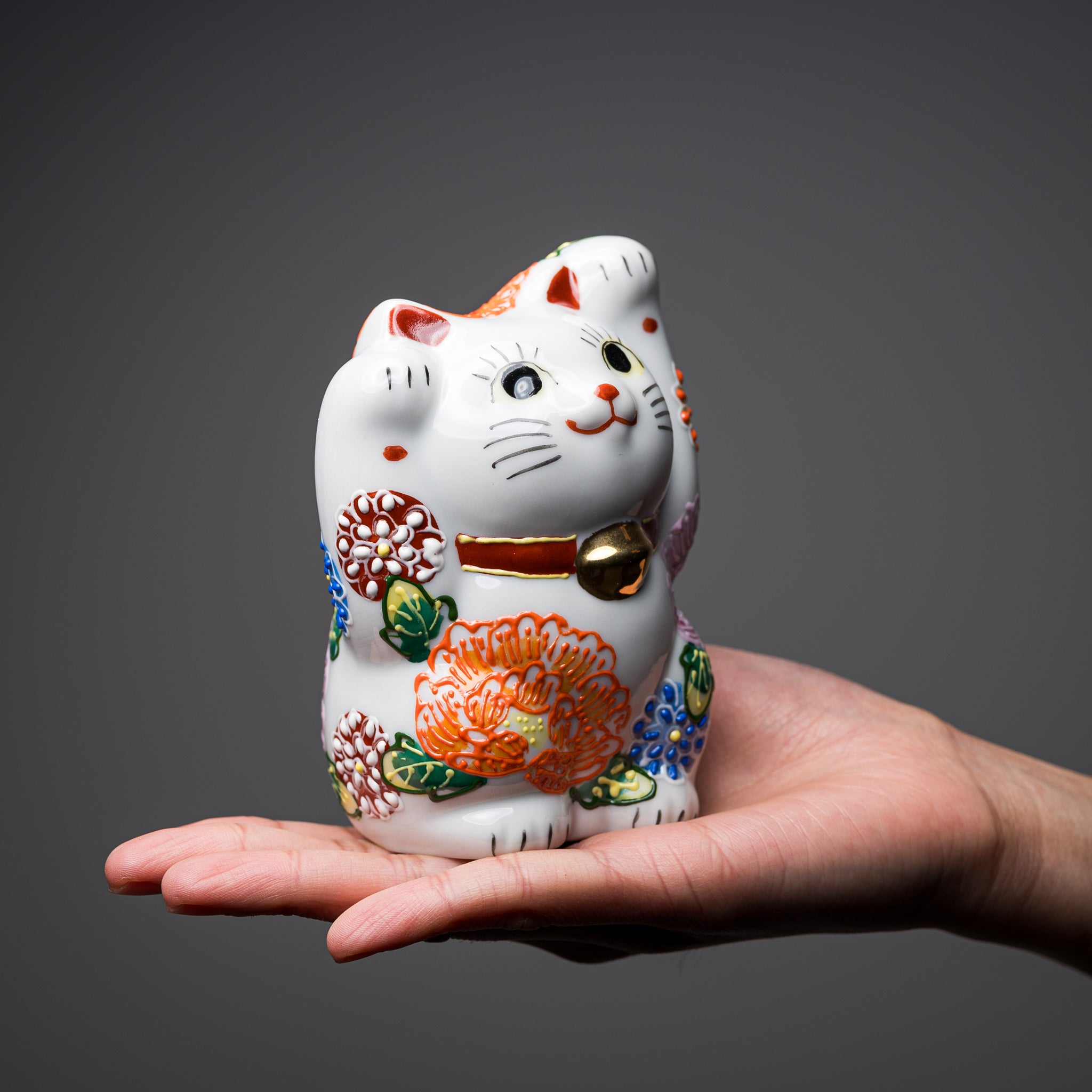 Kutani Ware White Flower Cat Hana Ornament - Japanese Lucky Beckoning Cat Figurine for Home Decor, Office Feng Shui & Gift Giving