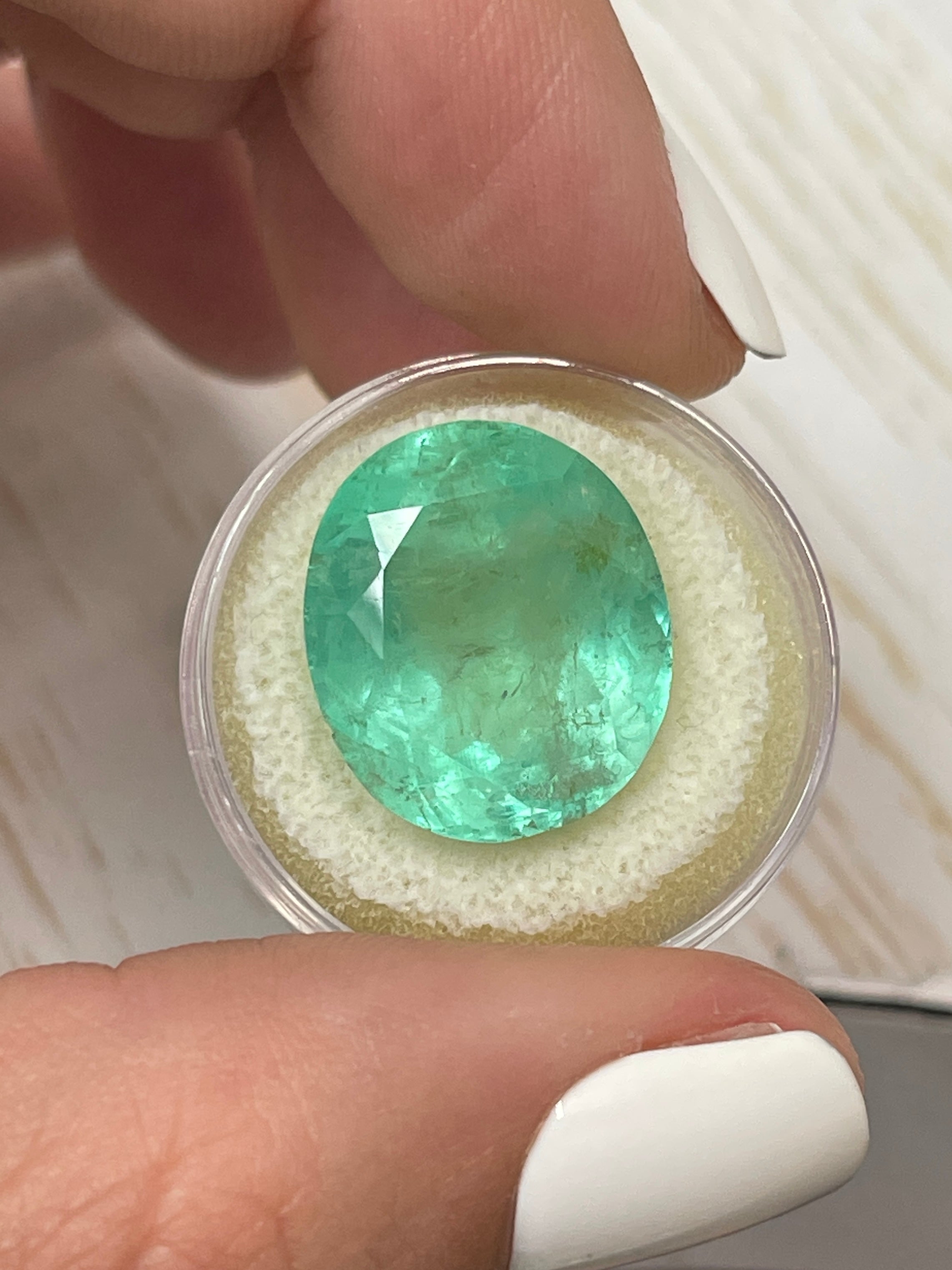 21.95 Carat Natural Colombian Emerald - Minty Green Oval Cut Loose Gemstone for Jewelry Making, Engagement Rings & Luxury Gifts