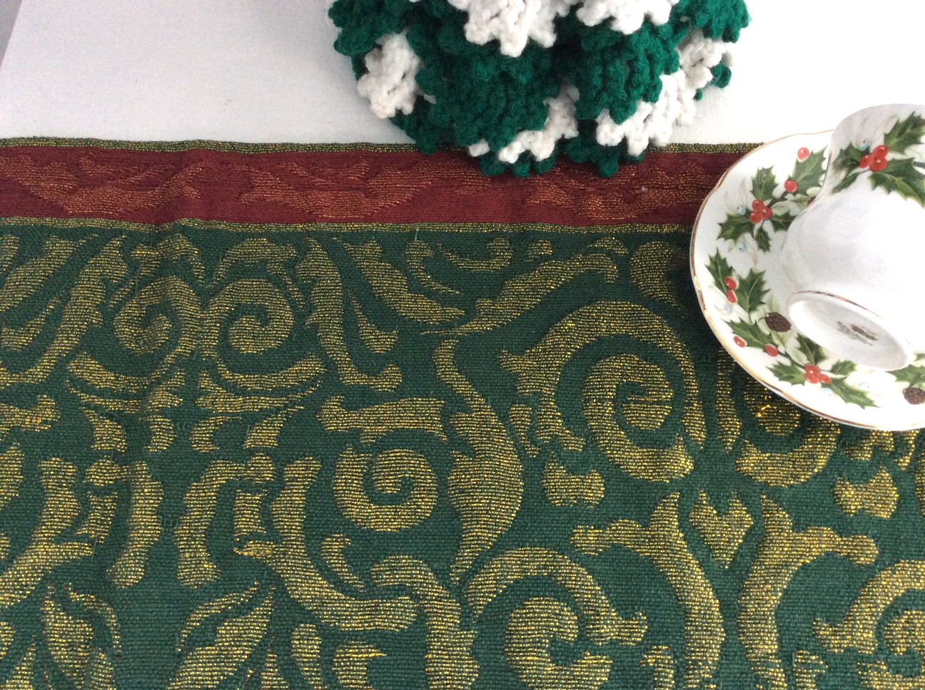 Elegant Metallic Tapestry Table Runner - Red, Green & Gold Holiday Decor - 72 Inch Long Dining Table Cover for Christmas, Thanksgiving & Special Occasions