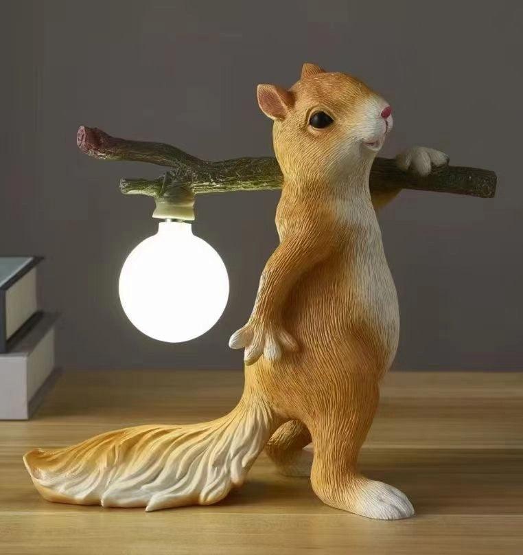 Modern Squirrel-Shaped Table Lamp - Cute Animal Desk Light for Kids Room, Study & Nursery Decor - Perfect Night Light for Bedtime Reading & Cozy Ambience
