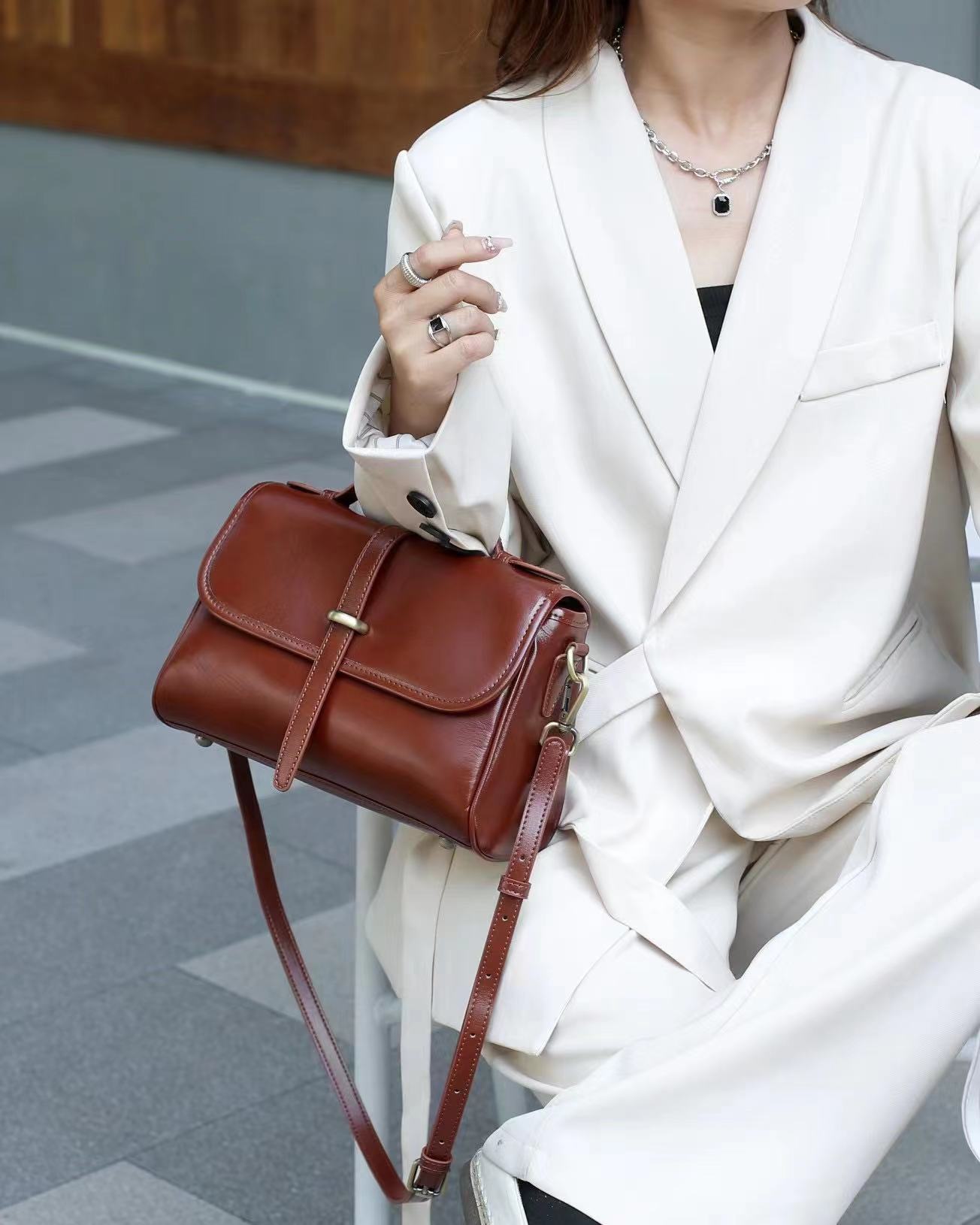 Stylish Modern Flap Crossbody Satchel for Women - Fashionable Shoulder Bag with Adjustable Strap - Perfect for Work, Travel & Everyday Use
