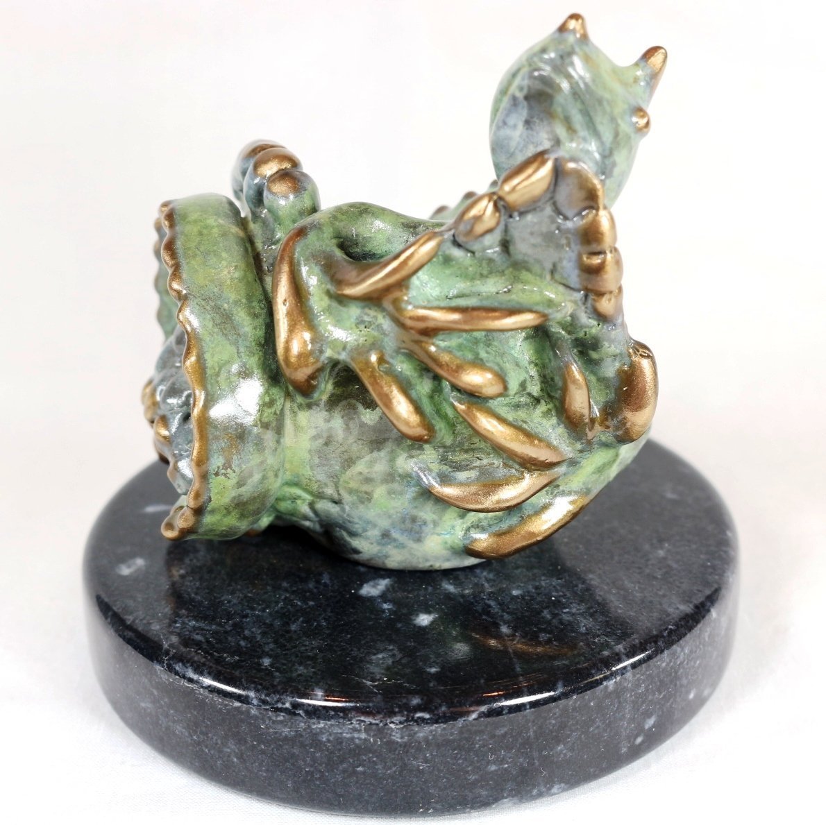 Solid Bronze Marine Iguana Lizard Gecko Hatchling Egg Statue Figurine - Handcrafted Reptile Decor for Home, Office & Garden Display [50% OFF]