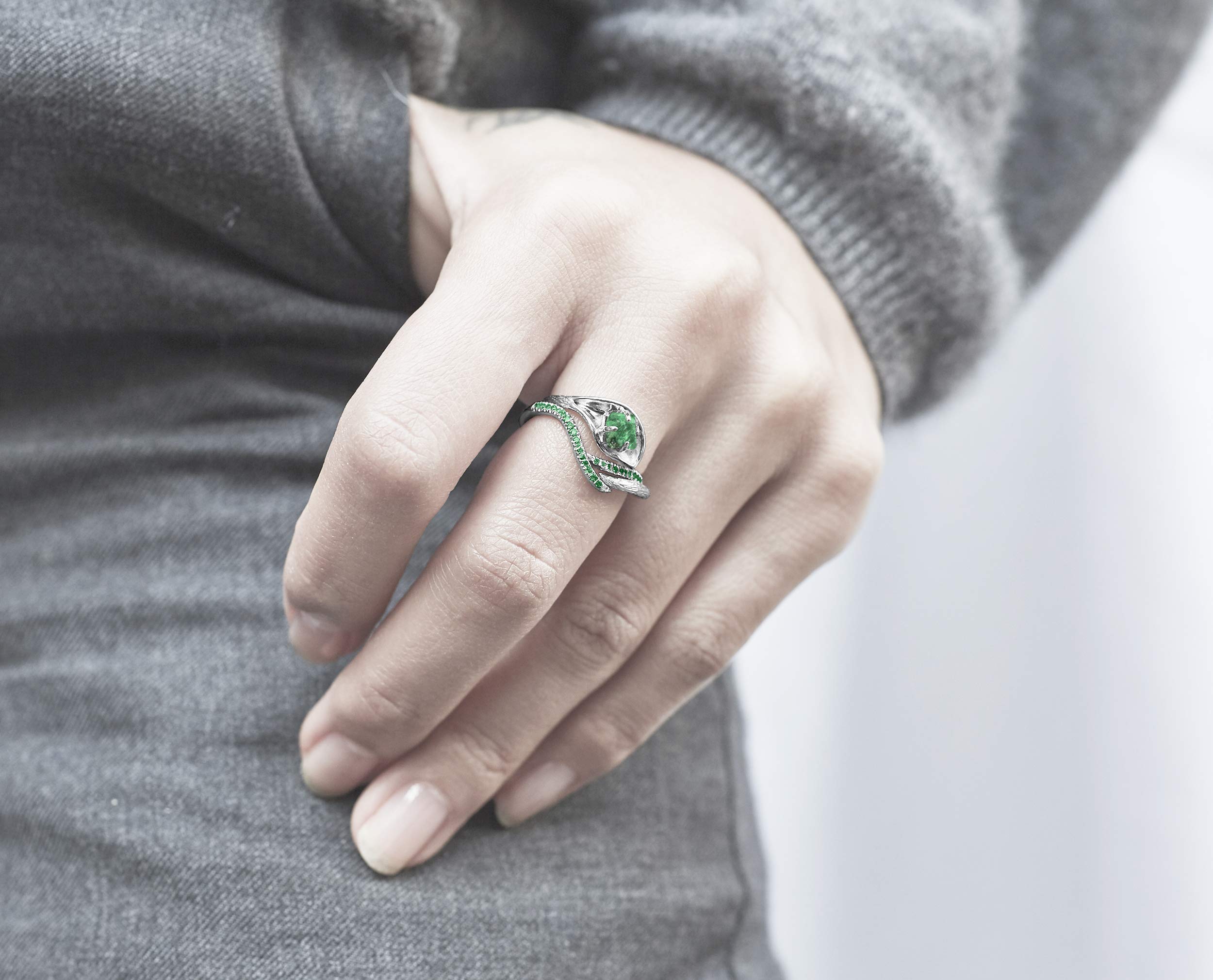 Majade 14K White Gold Raw Emerald Wedding Ring Set - Handmade Nature-Inspired Twig & Flower Design Bridal Ring Set for Engagement & Wedding - Perfect for Boho, Vintage, and Nature-Themed Ceremonies