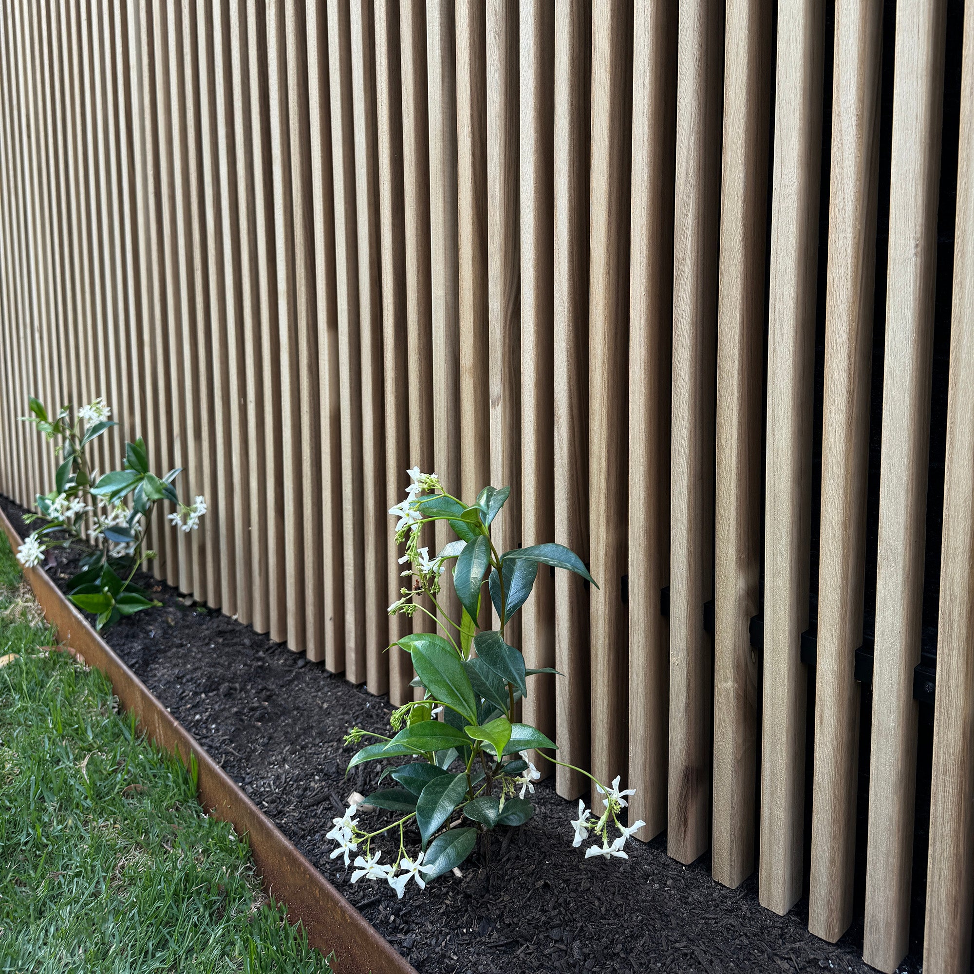 WOODFLEX Premium Outdoor Hardwood Slat Wall Fence Panel - Natural Wood Privacy Screen & Cladding (2400mm x 600mm) - Perfect for Garden Fencing, Deck Privacy Walls & Modern Exterior Design