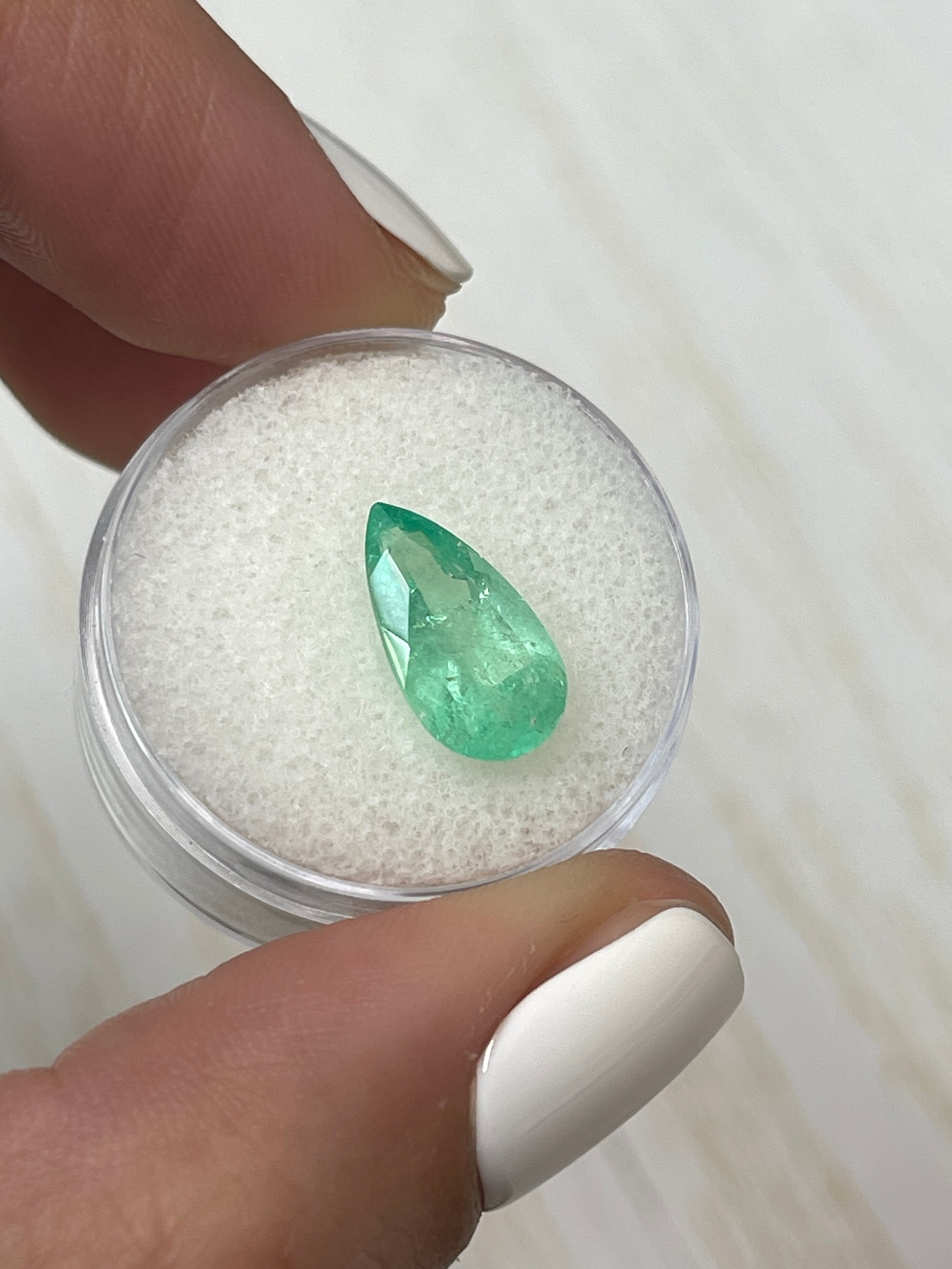 2.76 Carat Natural Colombian Emerald Pear Cut Loose Gemstone - Stunning Green Elongated Shape for Jewelry Making, Engagement Rings & Luxury Gifts