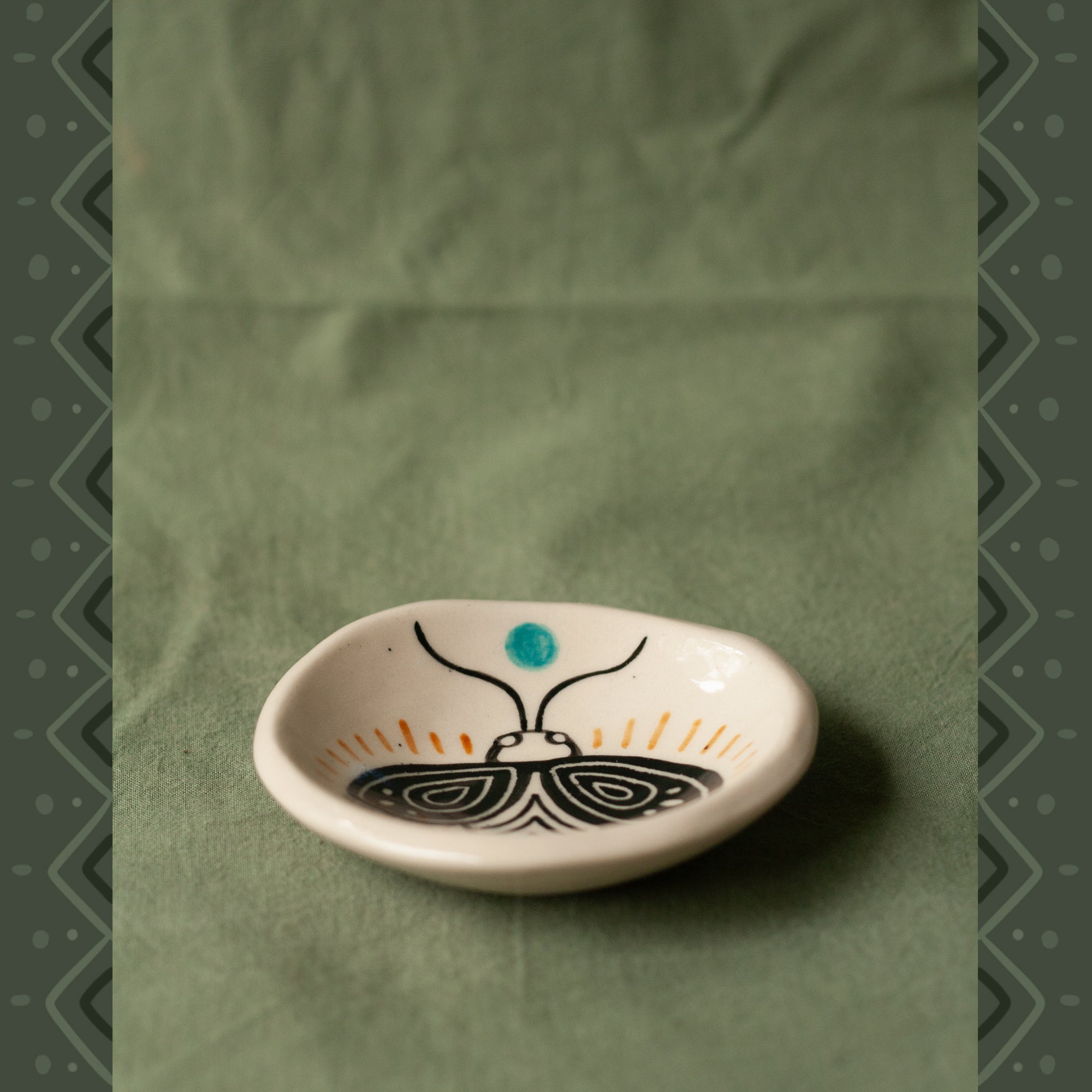 Mini Insect Dish - Small Decorative Bowl for Bugs, Butterflies & Nature Collectors - Perfect for Entomology Displays, Home Decor & Science Projects
