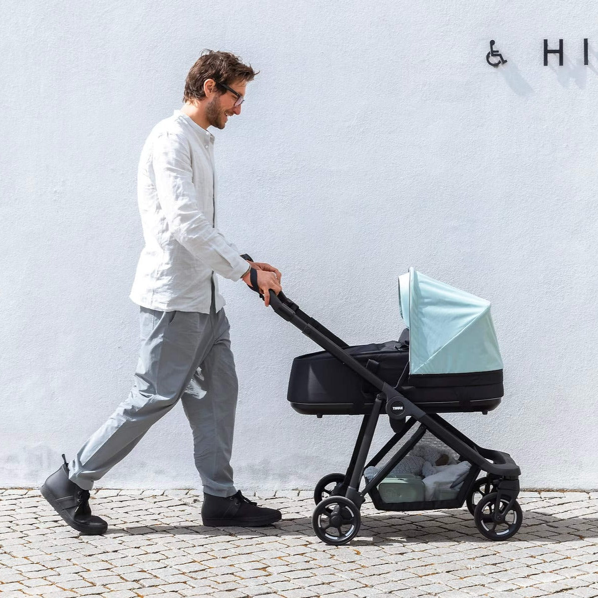 Thule Shine Bassinet - Lightweight & Portable Baby Crib for Travel, Home & Nursery | Compact Foldable Design for Easy Storage & On-the-Go Use