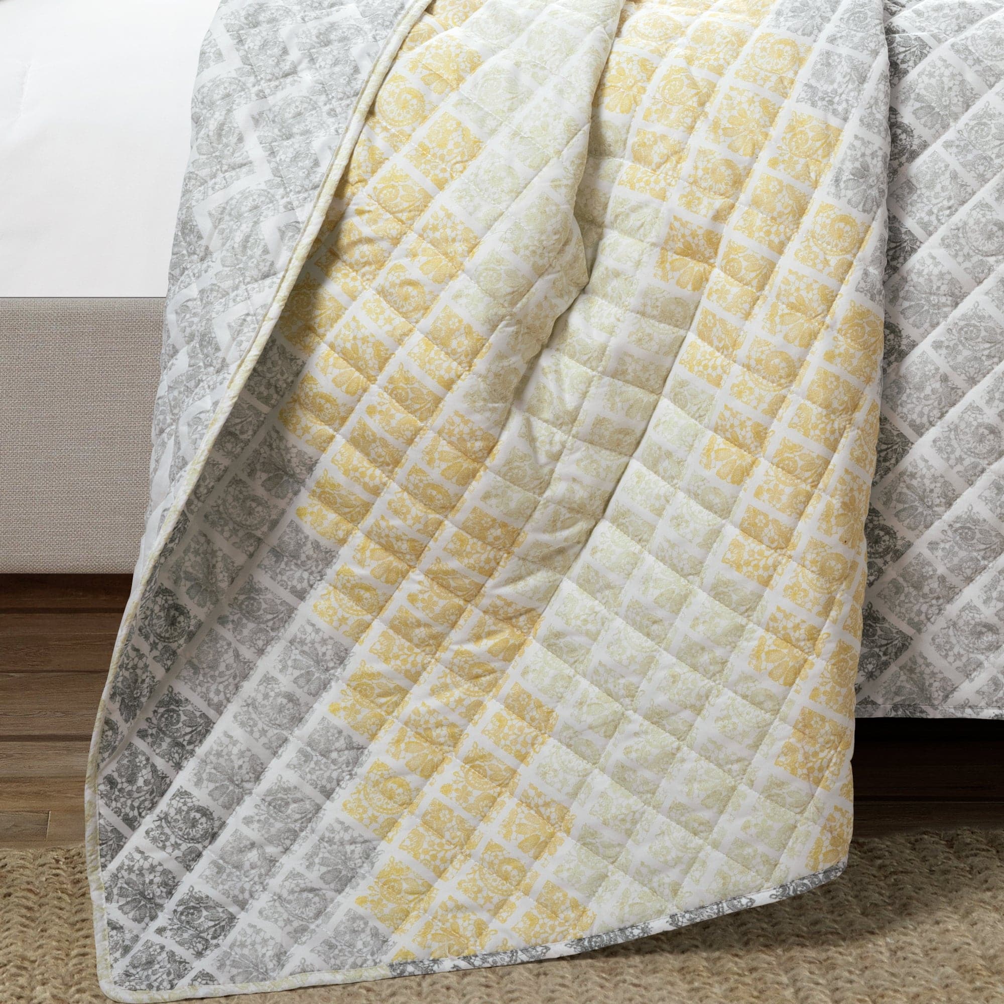 Medallion Ombre Reversible Quilt 3-Piece Bedding Set - King/Queen Size Comforter with Pillow Shams - Luxury Bedroom Decor for Modern Homes