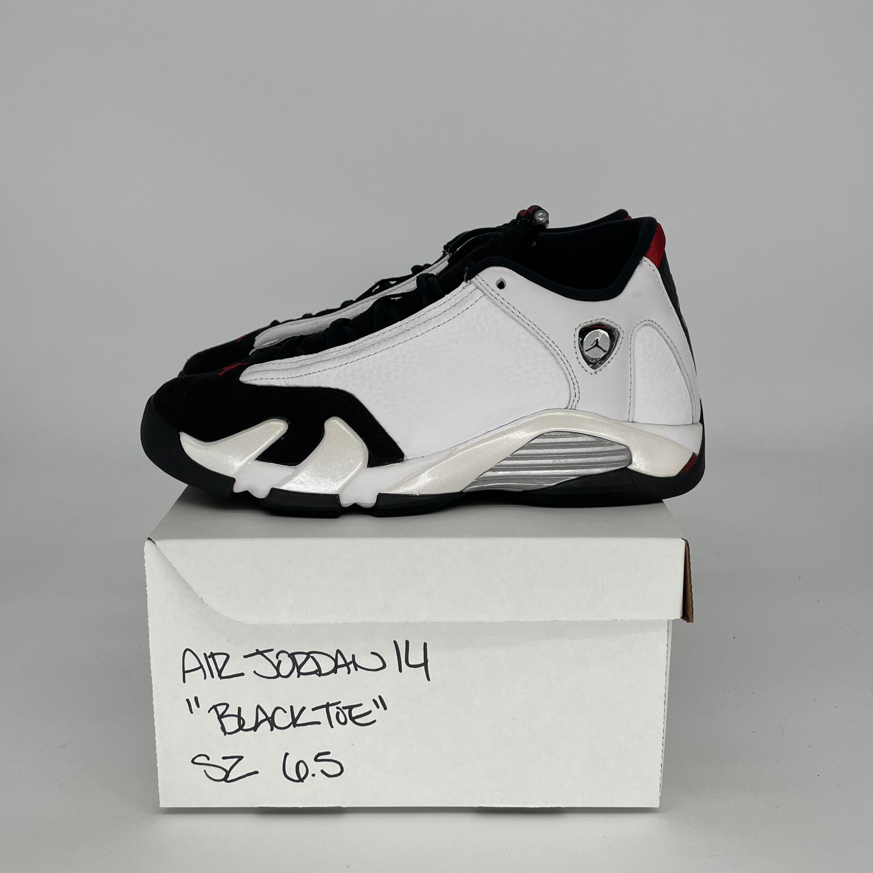 Original Title: AIR JORDAN 14 BLACK TOE SIZE 6.5/8W 487524 160   Optimized Title: Air Jordan 14 Retro Black Toe Basketball Shoes - Men's Size 6.5/Women's 8 (Style 487524-160) - Perfect for Court Play & Streetwear Fashion