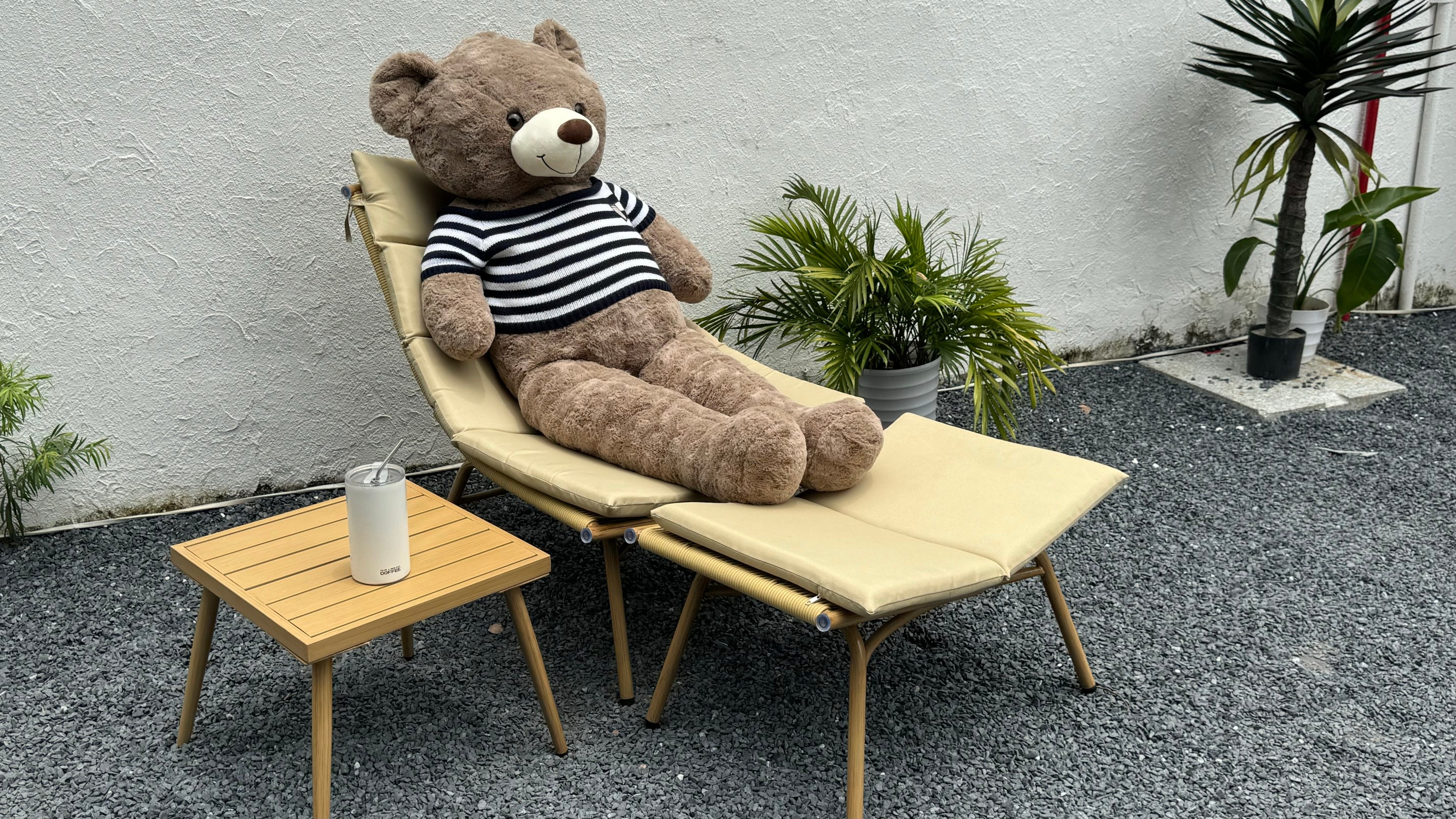 Wooden Chaise Lounge Chair with Side Table - Indoor & Outdoor Alloy Frame Recliner (380lbs Capacity) - Perfect for Camping, Gaming, Lunch Breaks, Garden Parties & Sunbathing