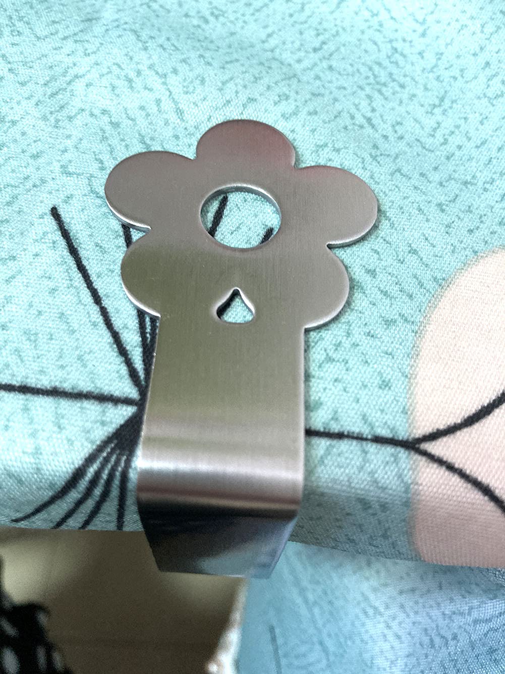 Aliotech 4pcs Flower Shape Stainless Steel Tablecloth Clips - Heavy Duty Silver Table Cover Clamps for Indoor & Outdoor Use - Perfect for Picnics, Parties, and Home Decor