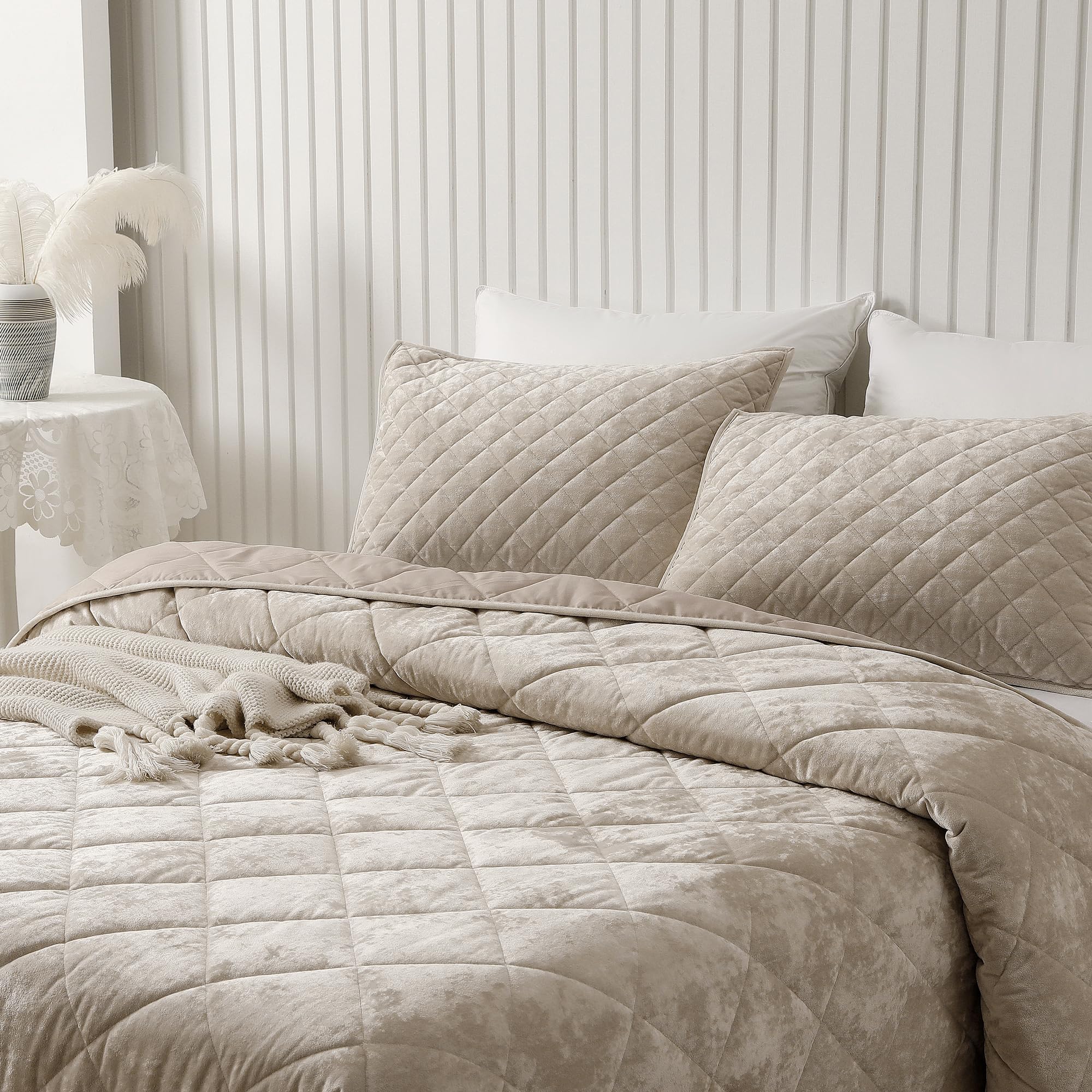 Luxury Velvet Quilt Set King Size - Ultra Soft Lightweight Summer Velvet Comforter Set with Diamond Pattern, Oversized Bedspread Coverlet & 2 Shams for All Seasons (Beige, King) | Perfect for Master Bedroom, Guest Room & Cozy Home Decor