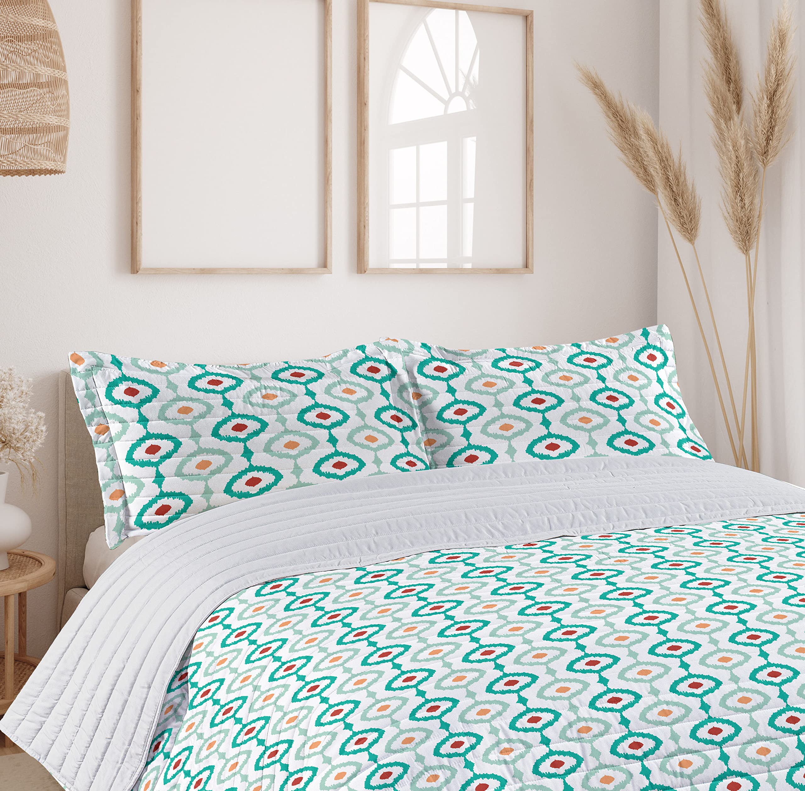 Lunarable Ikat Microfiber King Size Bedspread Set - Soft Retro Style Bedding with Pillow Shams & Comforter in Pale Green & White | Perfect for Bohemian Bedroom Decor, Guest Room Makeover & Cozy Home Styling