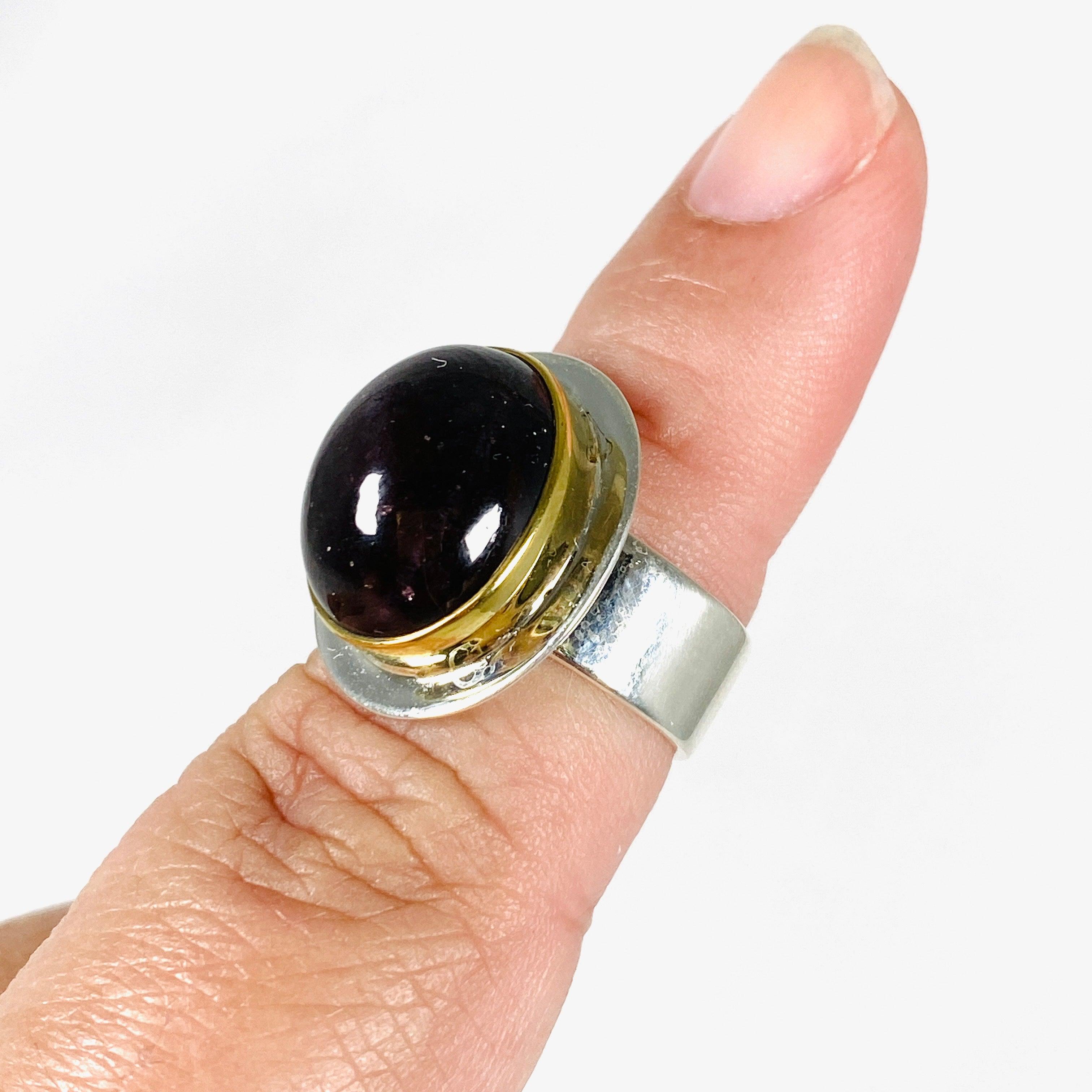 Garnet Oval Ring with Brass Detailing - Size 7 KRGJ3077 - Elegant Jewelry for Women, Perfect for Weddings, Parties & Special Occasions