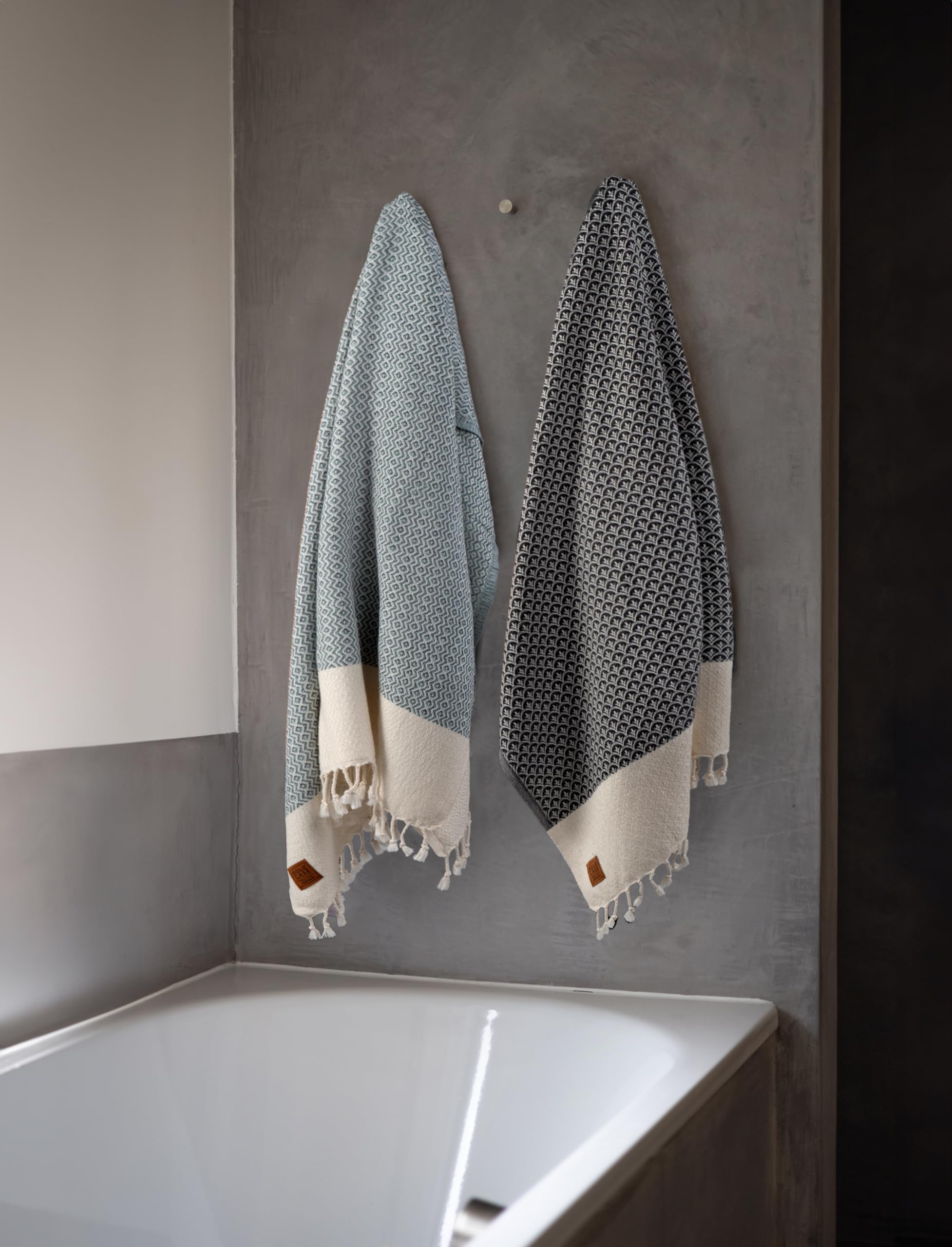 Premium 100% Cotton Turkish Hand Towels Set of 4 - Gold Case Bathroom Towels for Spa, Face & Kitchen - Decorative Black Patterned Weave - Perfect for Guest Bathrooms, Luxury Hotels & Home Decor Gifts