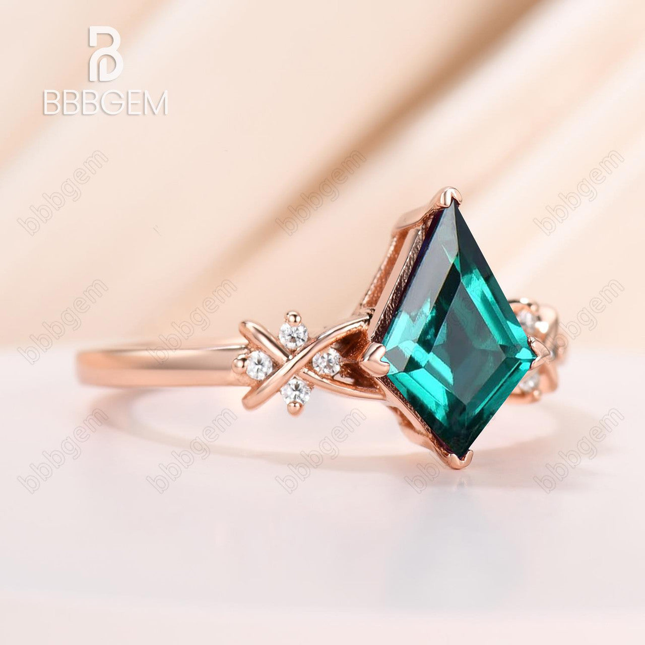 Vintage 925 Sterling Silver Kite Ring with Green Emerald & Moissanite - May Birthstone Jewelry for Women, Anniversary Gift, Perfect for Weddings, Parties & Special Occasions