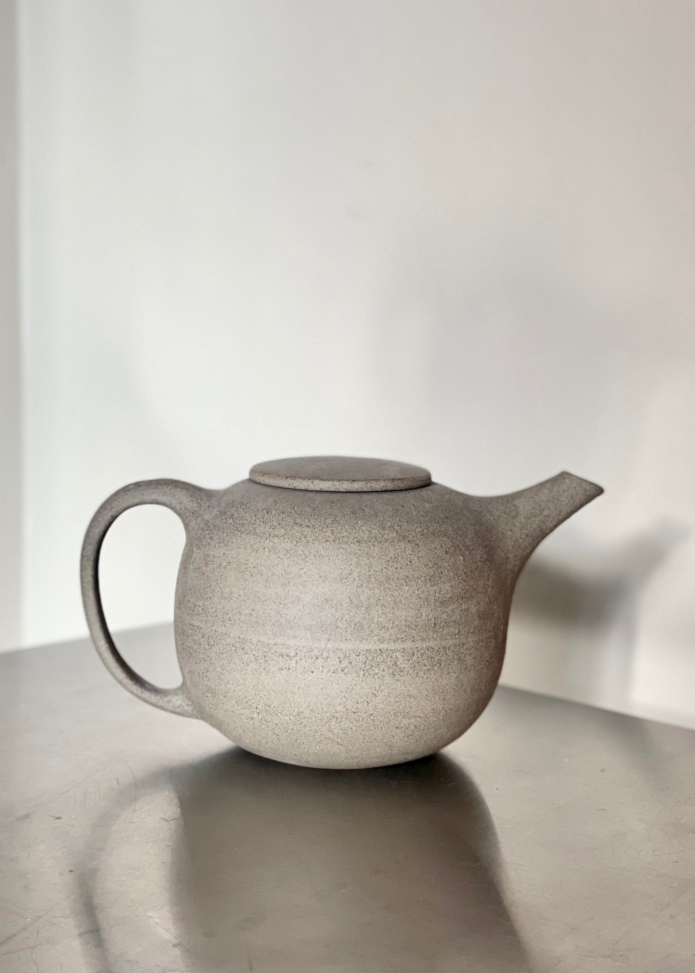Aage Würtz Premium Ceramic Teapot with Infuser - Elegant Handcrafted Tea Pot for Loose Leaf Tea - Perfect for Home, Office & Gift Giving - Enjoy Afternoon Tea & Relaxation Moments