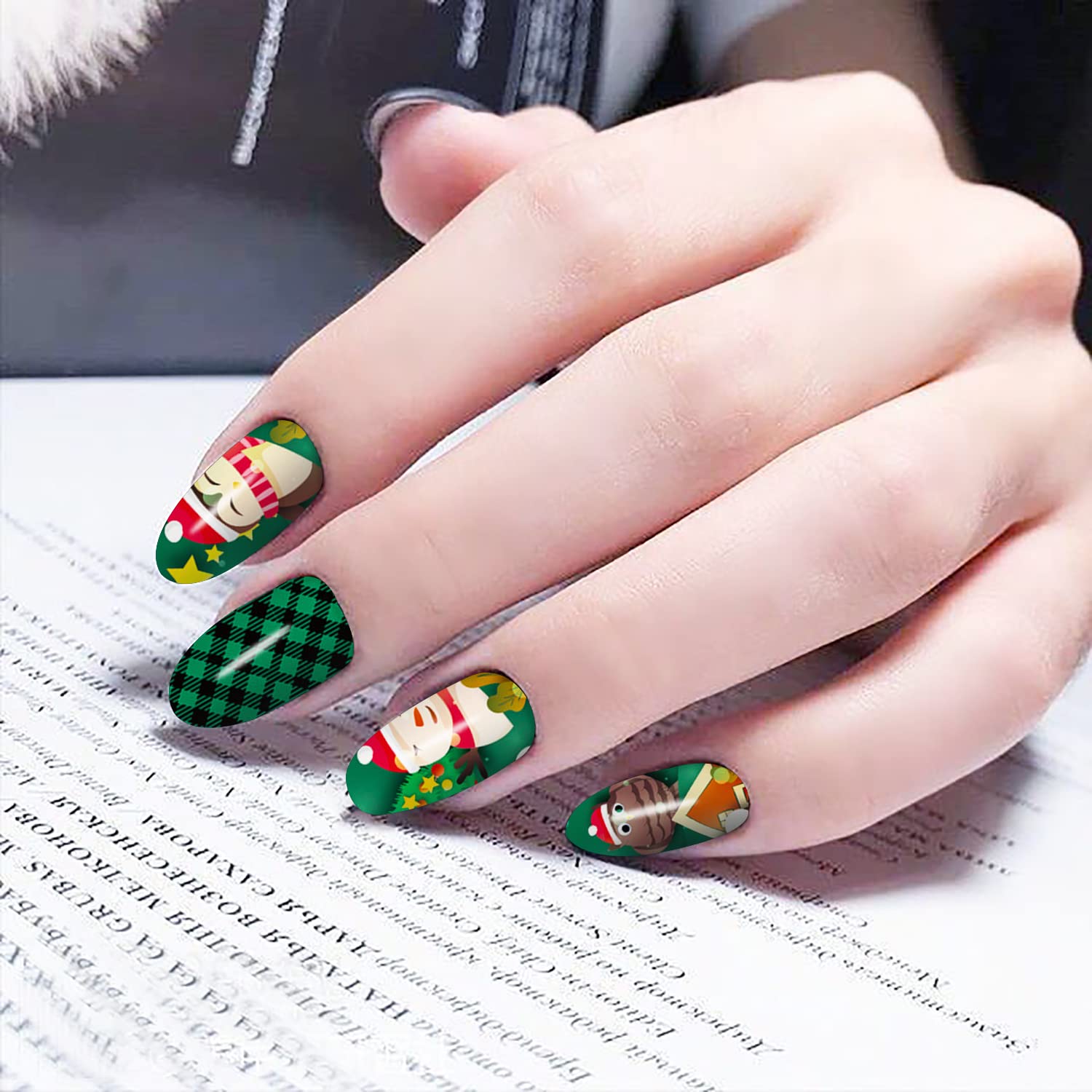 DANNEASY 224-Piece Christmas Nail Polish Strips Kit - 16 Sheets Holiday Nail Stickers, Nail Wraps & Adhesive Nail Art Decals for Women with Nail File & Cuticle Pusher (Green Series) - Perfect for Holiday Parties, Gift Giving & DIY Manicures