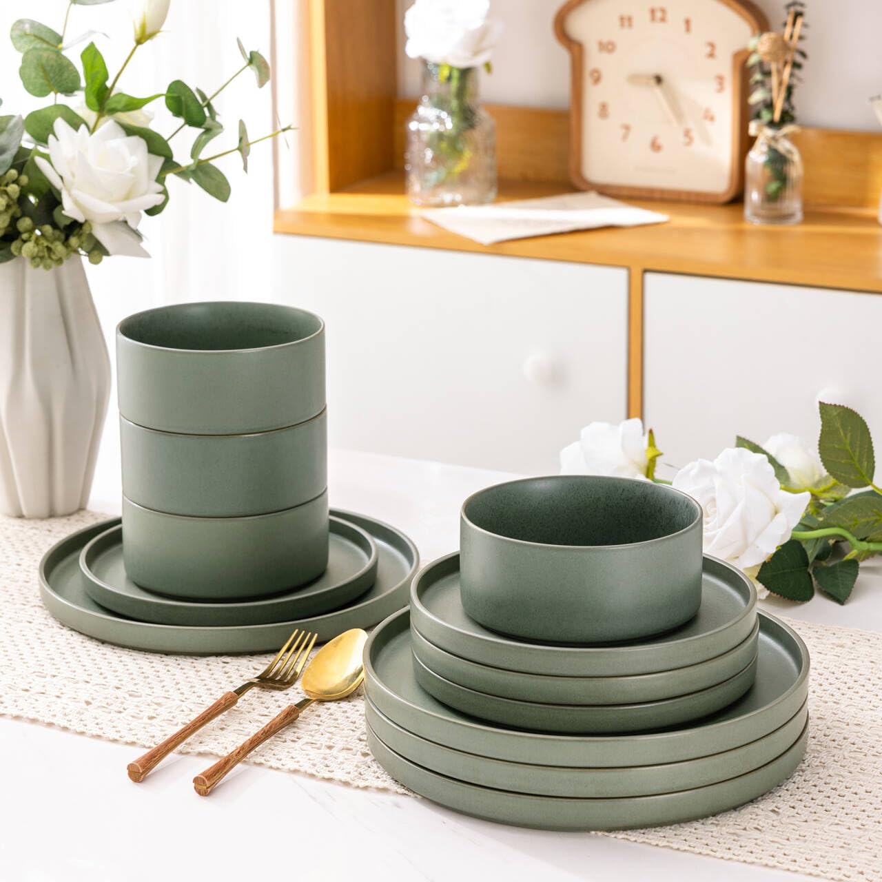 GBHOME 16-Piece Ceramic Dinnerware Set for 8 - Stoneware Plates & Bowls, Chip & Scratch Resistant, Dishwasher/Microwave/Oven Safe, Reactive Glaze Green - Perfect for Family Dinners, Restaurants & Holiday Entertaining