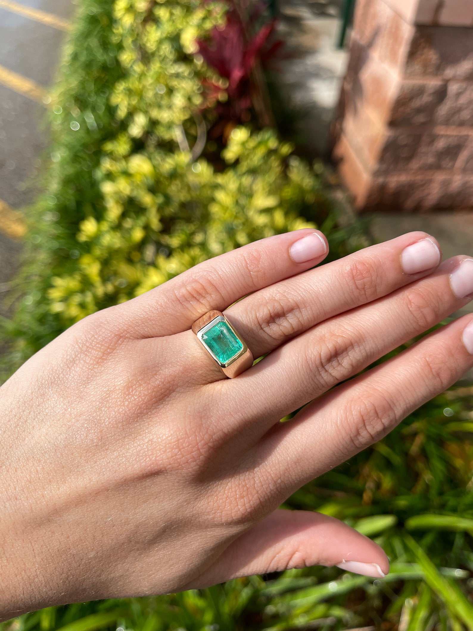 3.68 Carats Bezel-Set Colombian Emerald Cut Signet Ring in 18K Gold – Perfect for Weddings, Anniversaries & Luxury Gifts