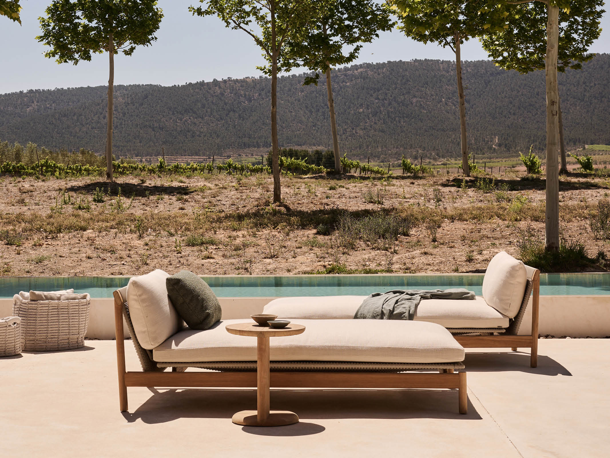 Luxury Amanu Daybed - Modern Sofa Bed for Living Room, Guest Room & Small Spaces - Perfect for Lounging, Napping & Extra Sleeping Space