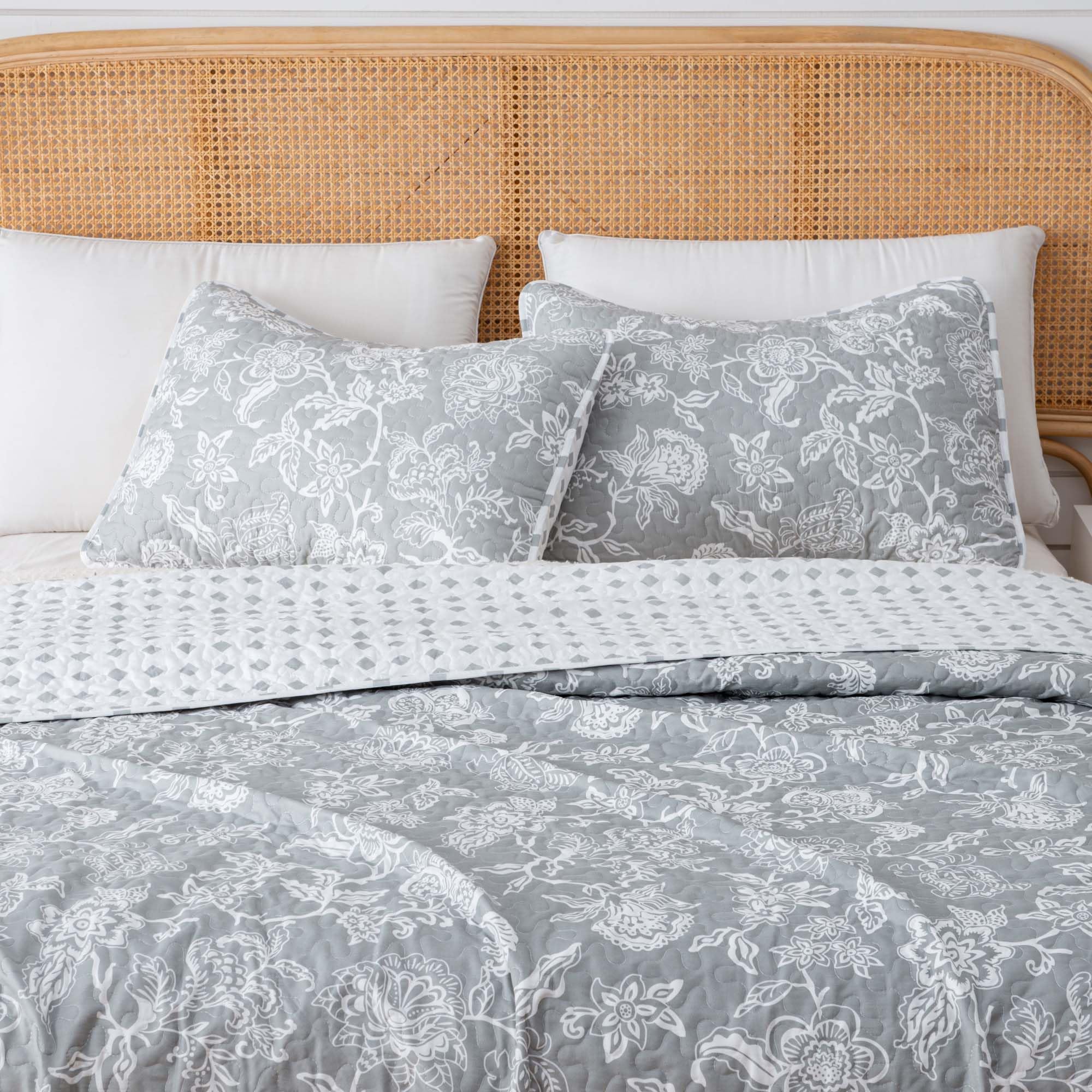 Floral King Quilt Set - Lightweight Reversible Farmhouse Bedding for All Seasons