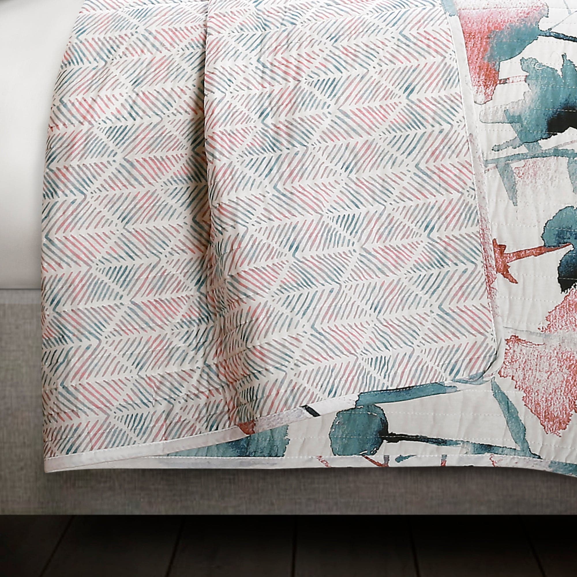 Zuri Flora Quilt 3 Piece Bedding Set - Soft Floral Pattern Comforter, Pillow Shams & Bed Skirt - Perfect for Master Bedroom, Guest Room & Cozy Home Decor