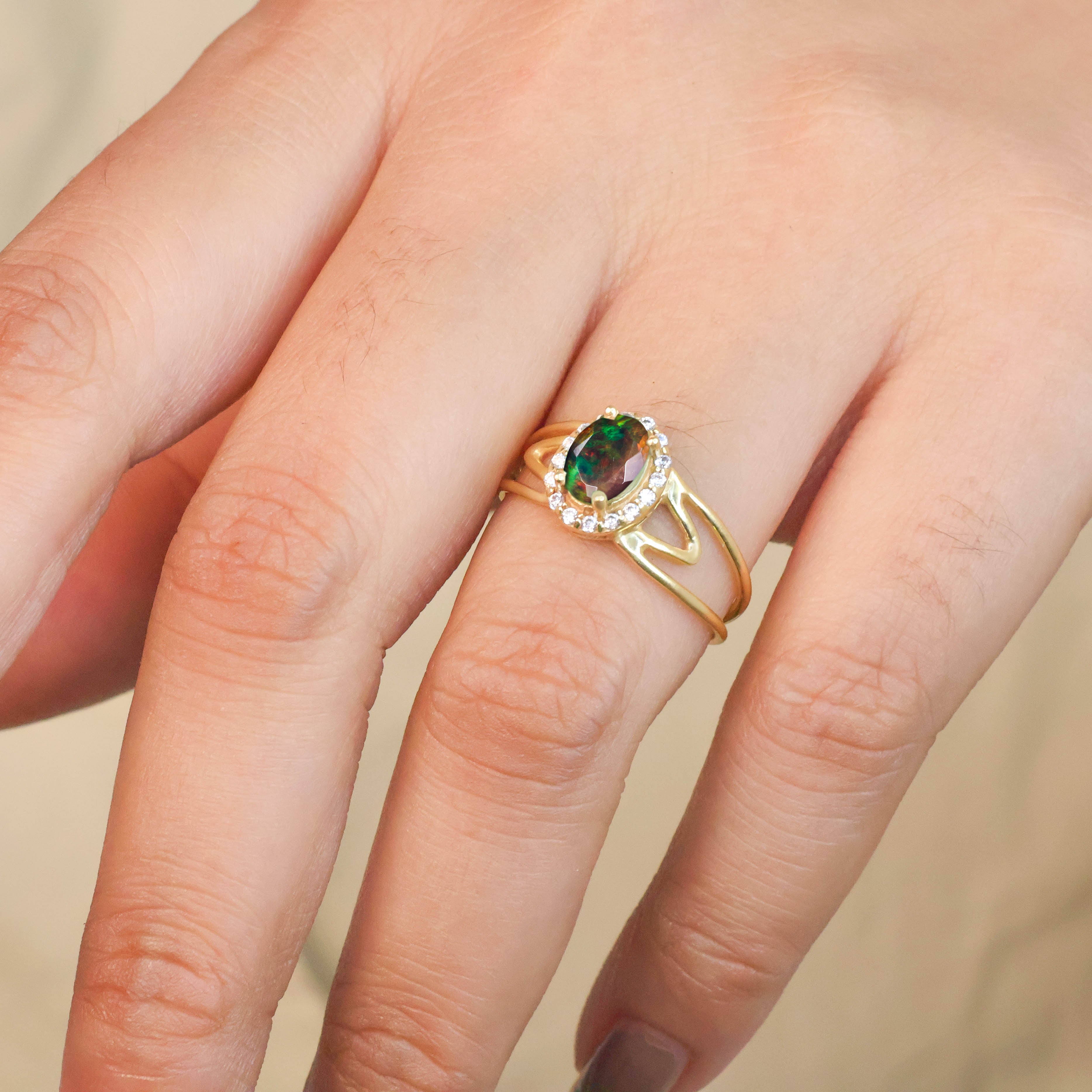 Exquisite Black Fire Oval Ethiopian Opal Gold Wedding Ring for Women – Elegant Bridal Jewelry for Engagement, Anniversary & Special Occasions