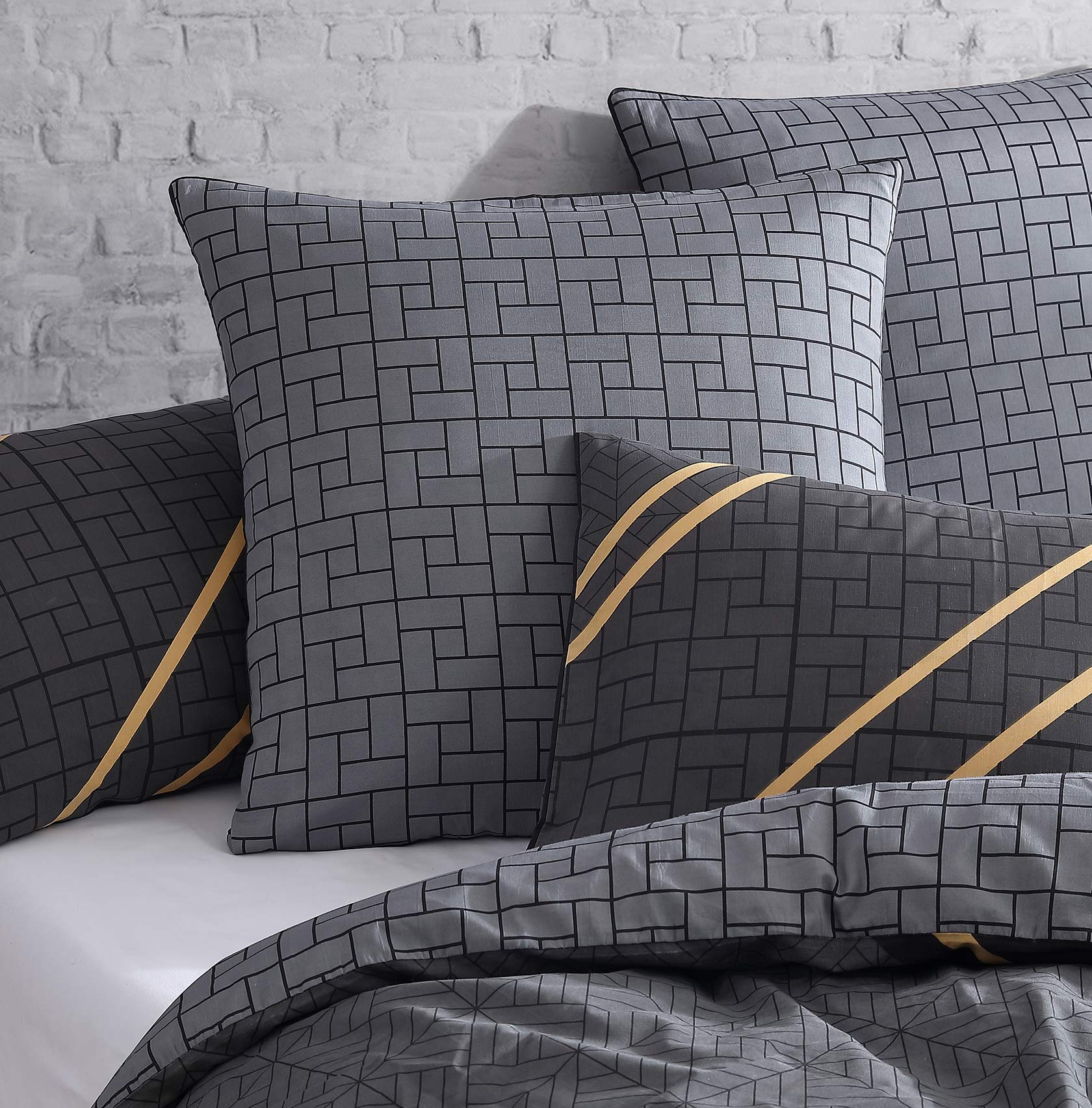 Premium Jamala Black Quilt Cover Set by Logan & Mason - Soft Bedding Set for Queen/King Size Beds - Perfect for Master Bedroom, Guest Room & Luxury Hotels