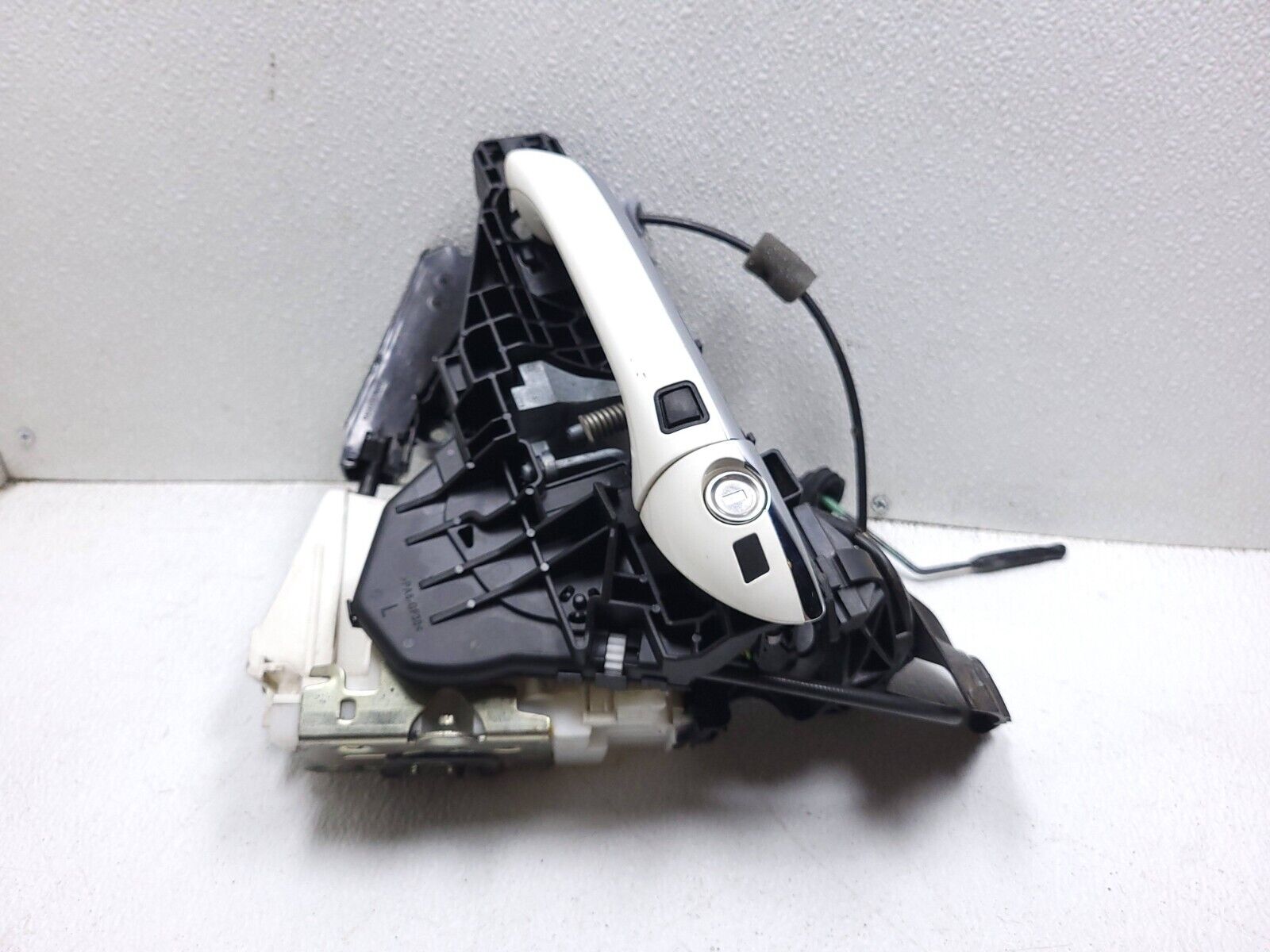2006-2011 Mercedes ML500 Front Driver Side Door Exterior Handle & Lock Replacement - OEM Quality for Smooth Entry & Exit