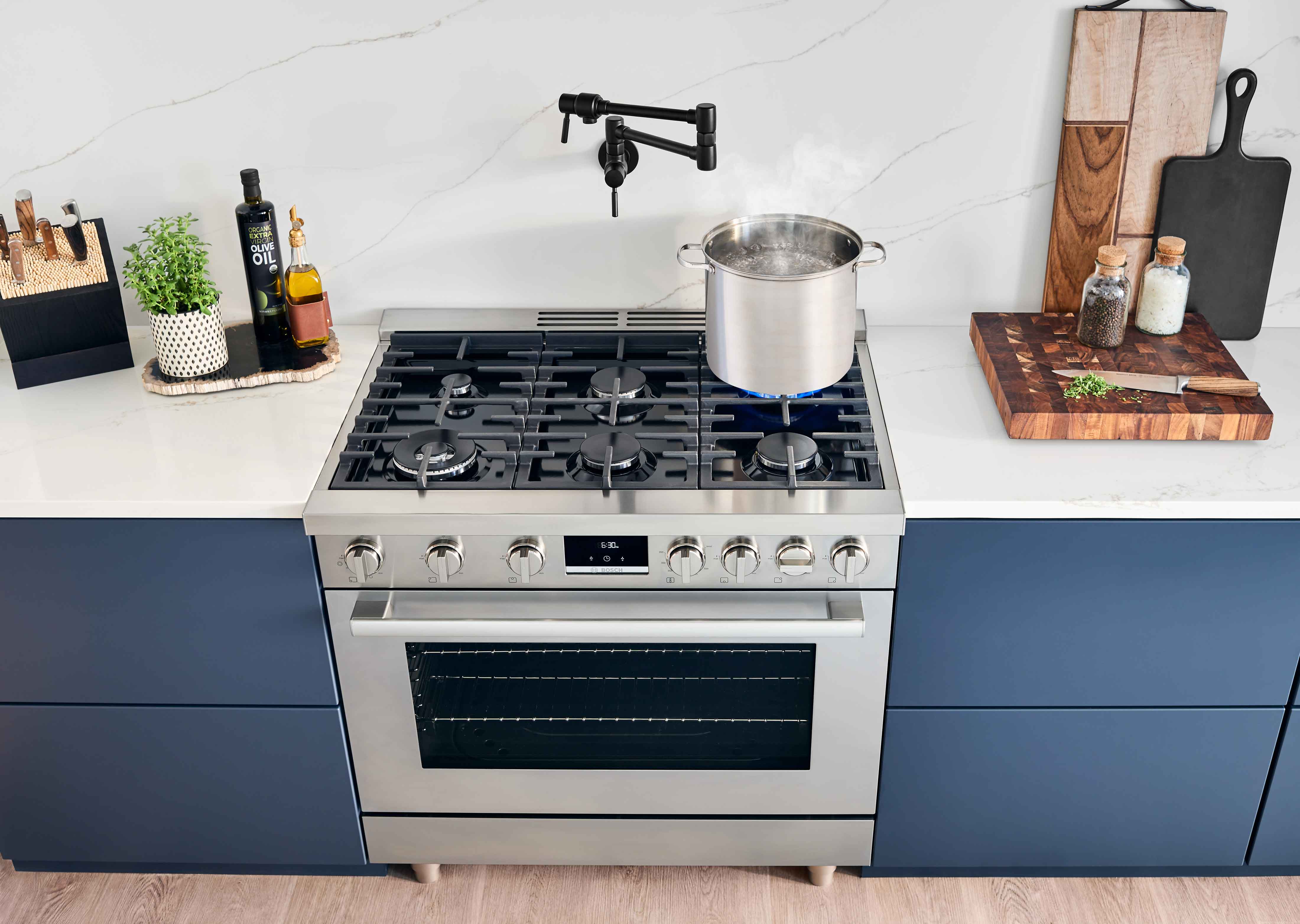 Bosch 36-Inch Industrial Style Gas Range with 5 Burners - Stainless Steel HGS8655UC - Perfect for Professional Home Chefs & Modern Kitchens
