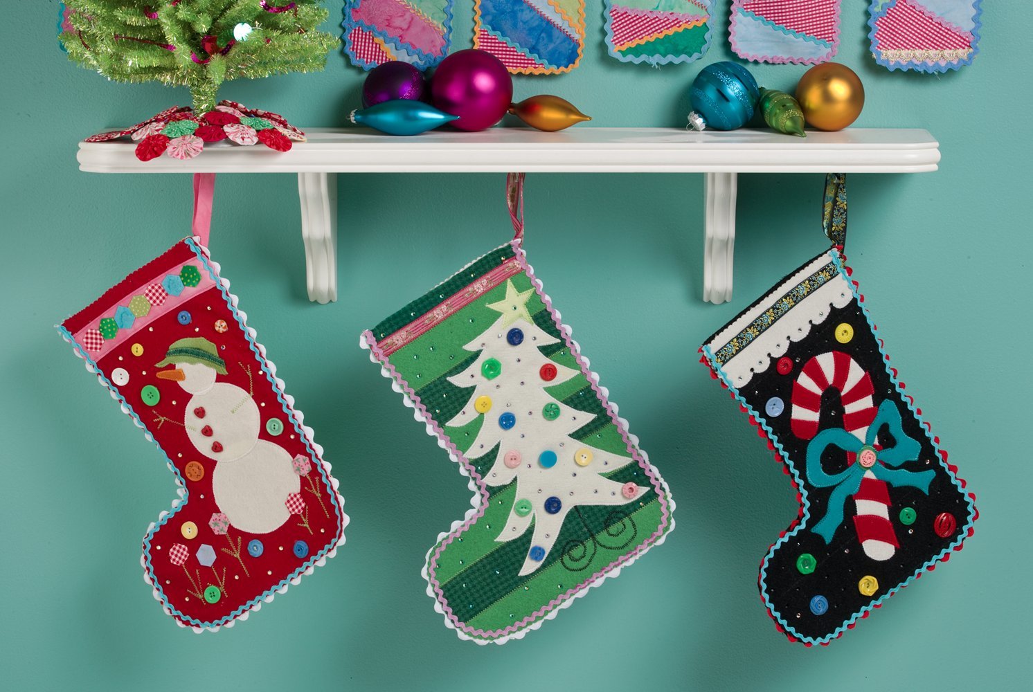 Candy Cane Lane Holiday Quilts - Festive Christmas Patchwork Quilt Set for Home Decor | Perfect for Cozy Winter Nights & Holiday Gift Giving