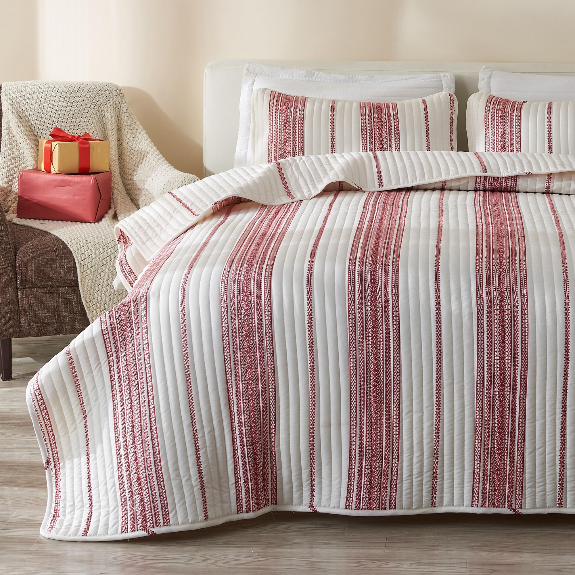 Great Bay Home King Size Reversible Quilt Set - All Season Lightweight Bedspread with 2 Pillow Shams - Modern Red Striped Design for Bedroom Decor | Perfect for Guest Rooms, Master Bedrooms & Cozy Home Styling