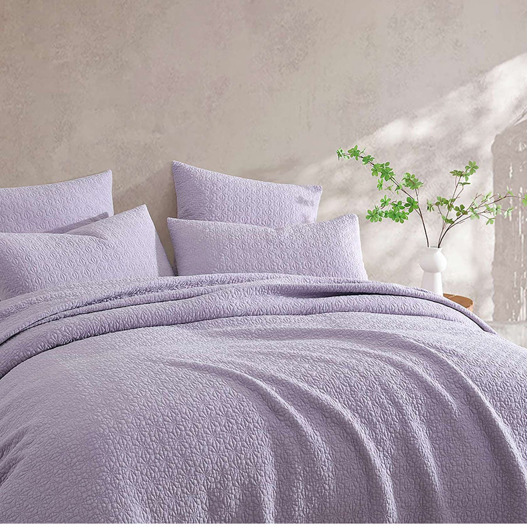Luxury Kayo Lilac Coverlet Set - Queen Size Bedding by Logan & Mason Platinum - Soft & Breathable for All Seasons - Perfect for Master Bedroom, Guest Room, or Hotel Decor