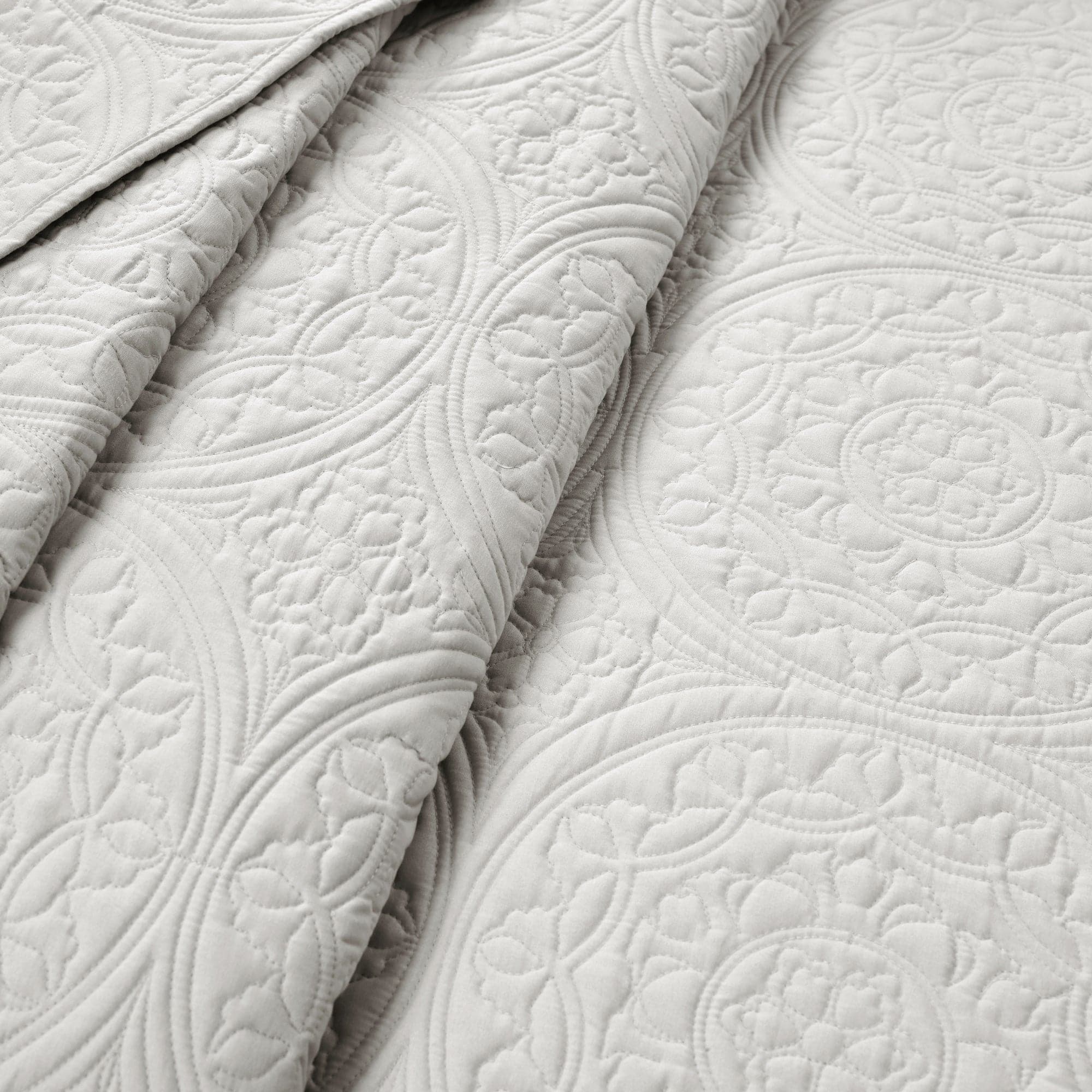 Medallion Scalloped Edge Oversized Bedspread Set - King Size Luxury Bedding with Embroidered Design for Master Bedroom, Guest Room & Hotel Decor