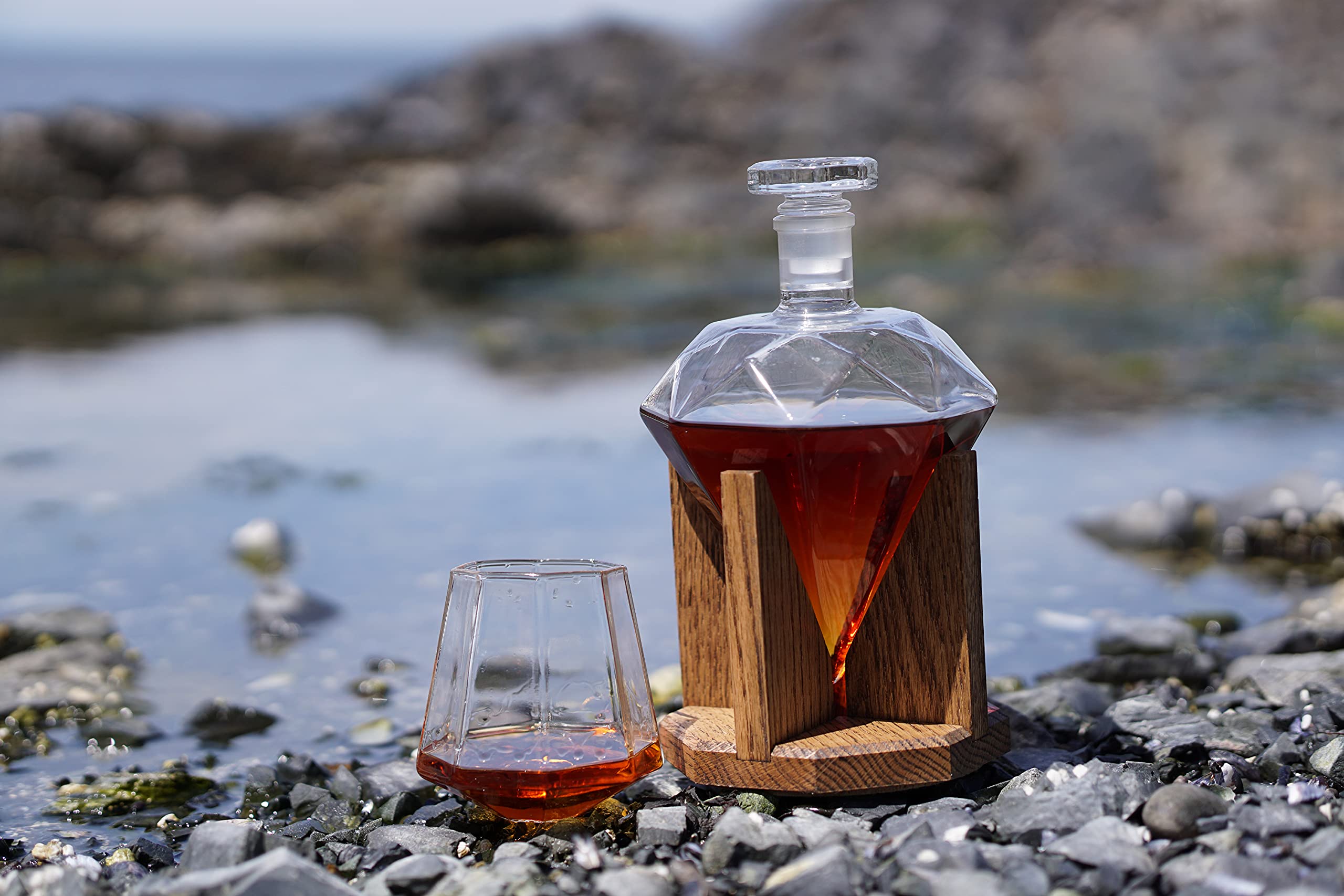 Premium Whiskey Decanter Set with 4 Crystal Glasses - Elegant Diamond-Cut Design for Bourbon, Scotch, Rum & Wine - Perfect 10 Year Anniversary Gift, Newlywed Present & Groomsmen Gift - 1000ml Large Capacity Liquor Decanter - Ideal for Home Bars, Dinner Parties & Special Celebrations