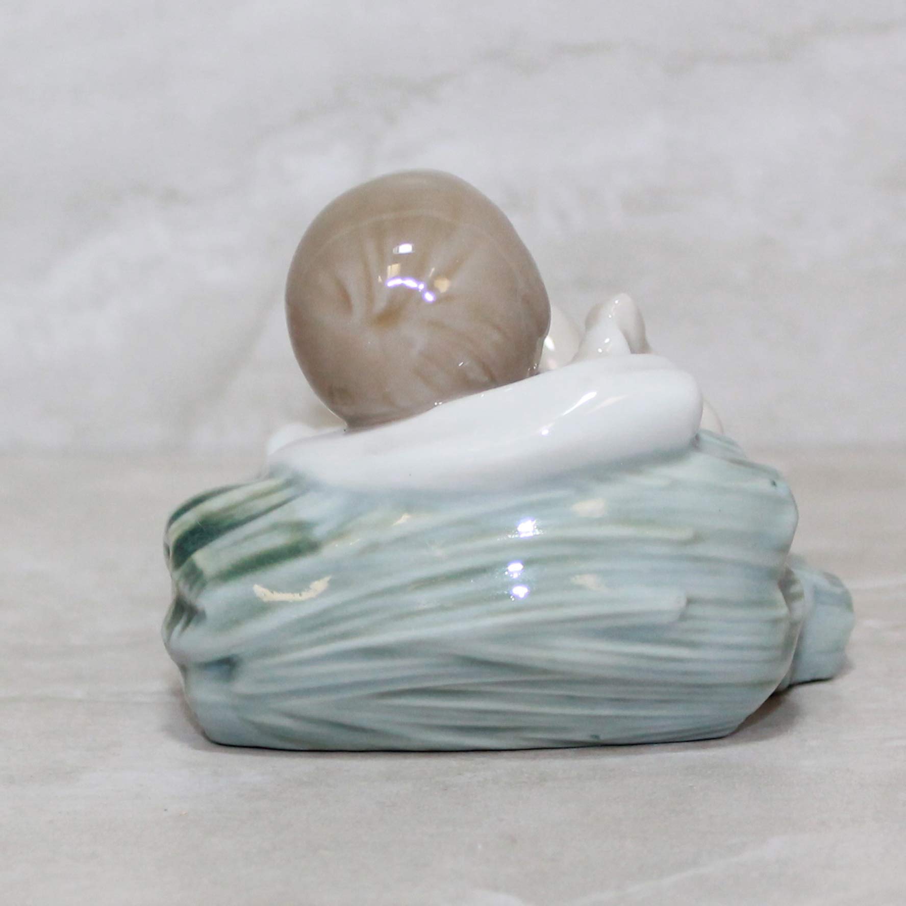 LLADRÓ Baby Jesus Nativity Figurine - Handcrafted Porcelain Christmas Decoration for Nativity Scenes, Holiday Home Décor & Gift Giving