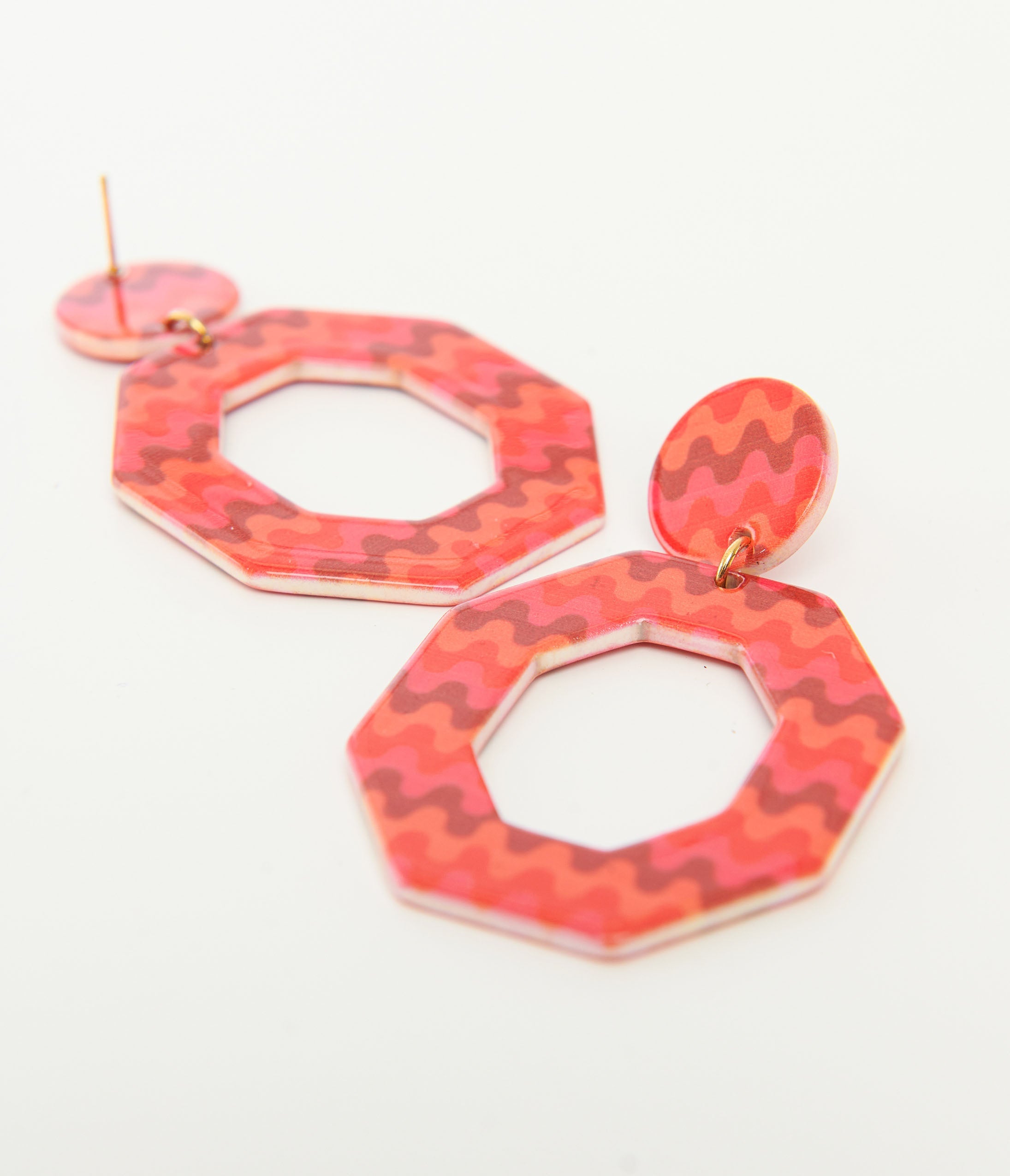 Vintage 1970s Orange and Red Chevron Octagon Earrings - Retro Dangle Clip-On Earrings for Women, 70s Inspired Fashion Jewelry - Perfect for Parties, Costumes, and Boho Outfits
