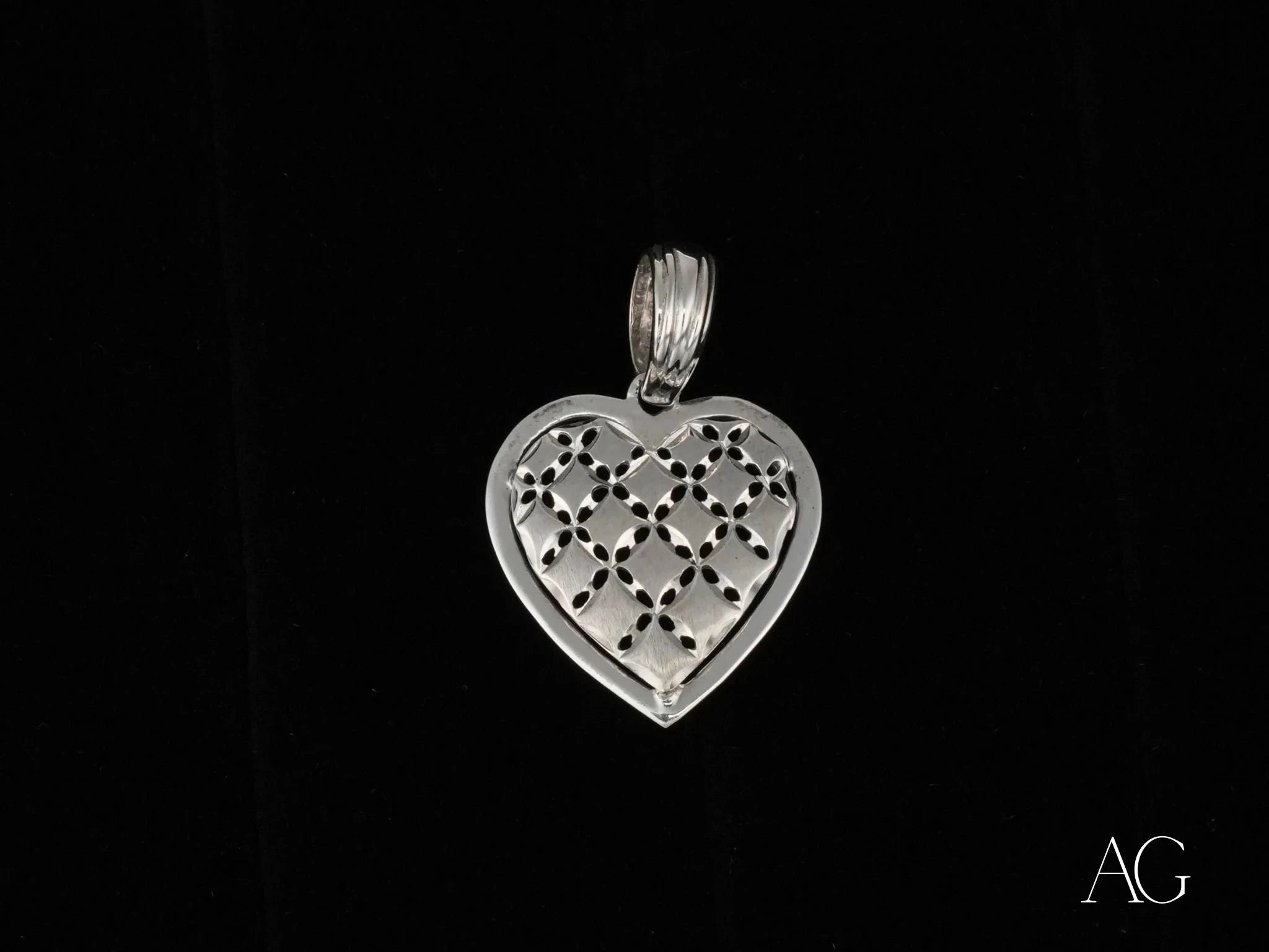 Luminous Heart White Gold Pendant Necklace - Elegant Jewelry Gift for Women, Perfect for Valentine's Day, Anniversary & Romantic Occasions
