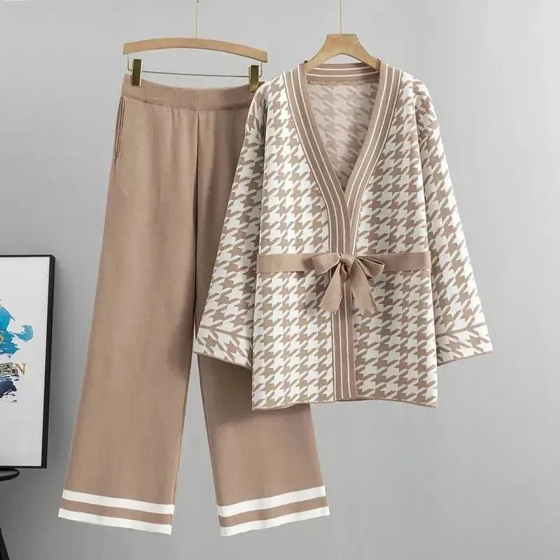 Stylish Geometric Print V-Neck Two Piece Outfit for Women - Perfect for Casual Wear, Date Nights & Summer Vacations