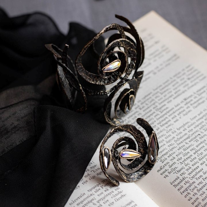 Iris Bracelet for Women - Elegant Floral Beaded Adjustable Wristband, Perfect for Daily Wear, Gifts, and Special Occasions