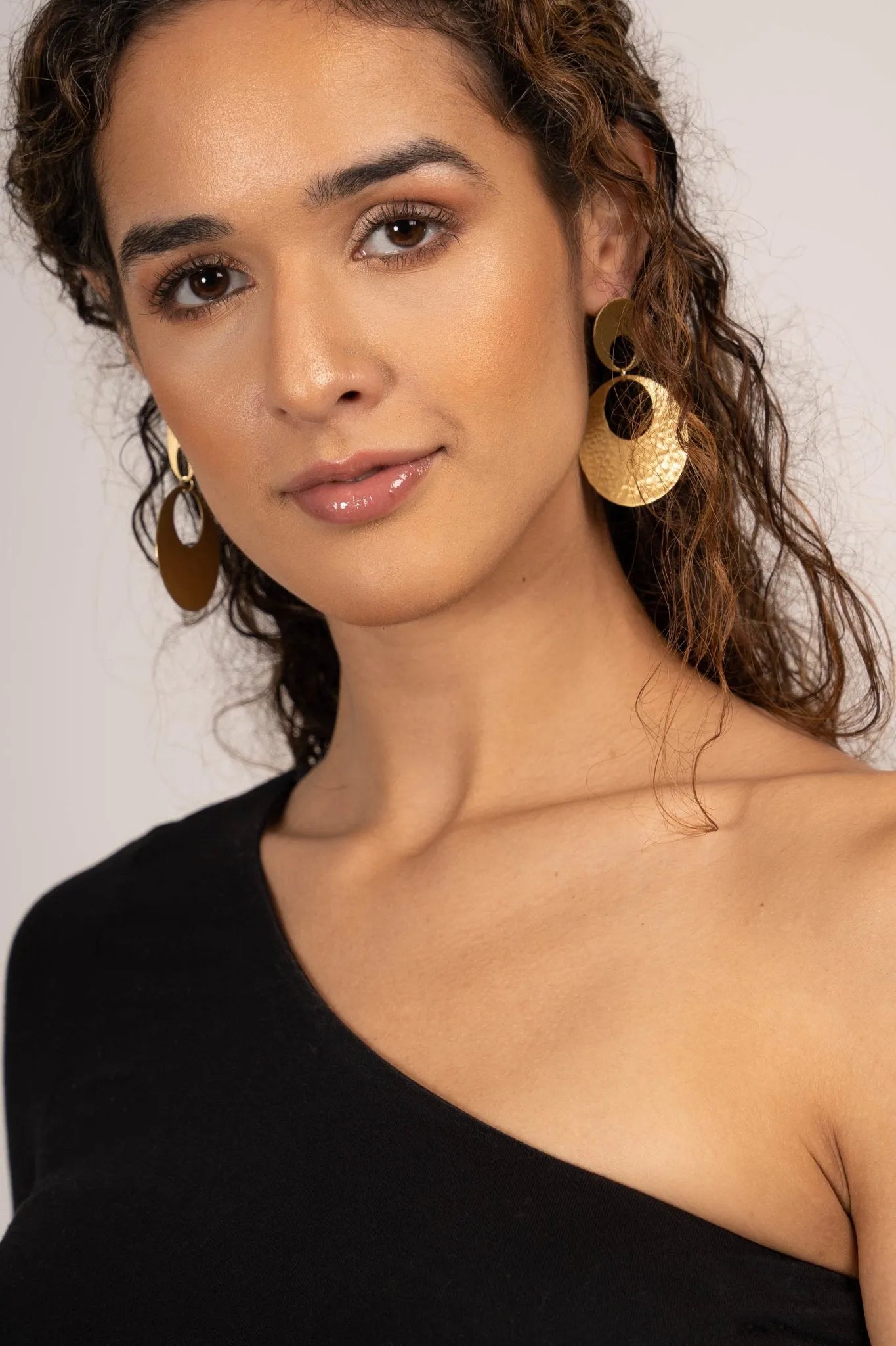 Hammered Metal Crescent Hoop Earrings for Women - Boho Chic Dangle Earrings - Gold & Silver Moon Earrings for Everyday Wear, Parties & Gifts