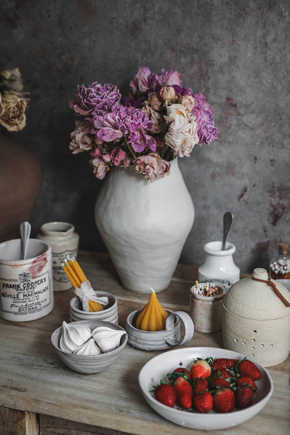 Ceramic Berry Plate - Elegant Serving Dish for Fresh Fruits, Desserts & Snacks - Perfect for Parties, Picnics & Home Decor