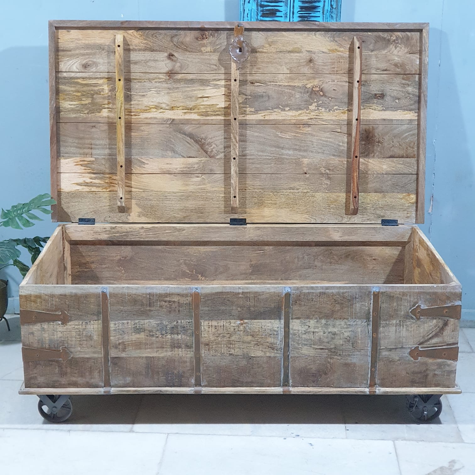 Hand Carved Solid Wood Coffee Table with Wheels - Whitewashed Chest Design 150x80x55cm - Modern Farmhouse Living Room Furniture for Small Spaces & Home Decor