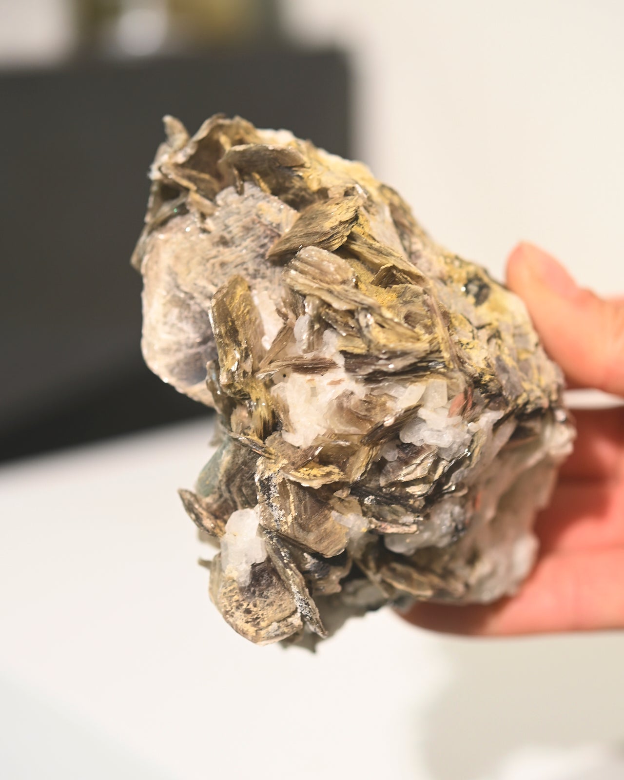 Natural Muscovite Mica Cluster - Raw Healing Crystal for Meditation, Reiki & Energy Work - Perfect for Home Decor, Spiritual Gifts & Crystal Collections