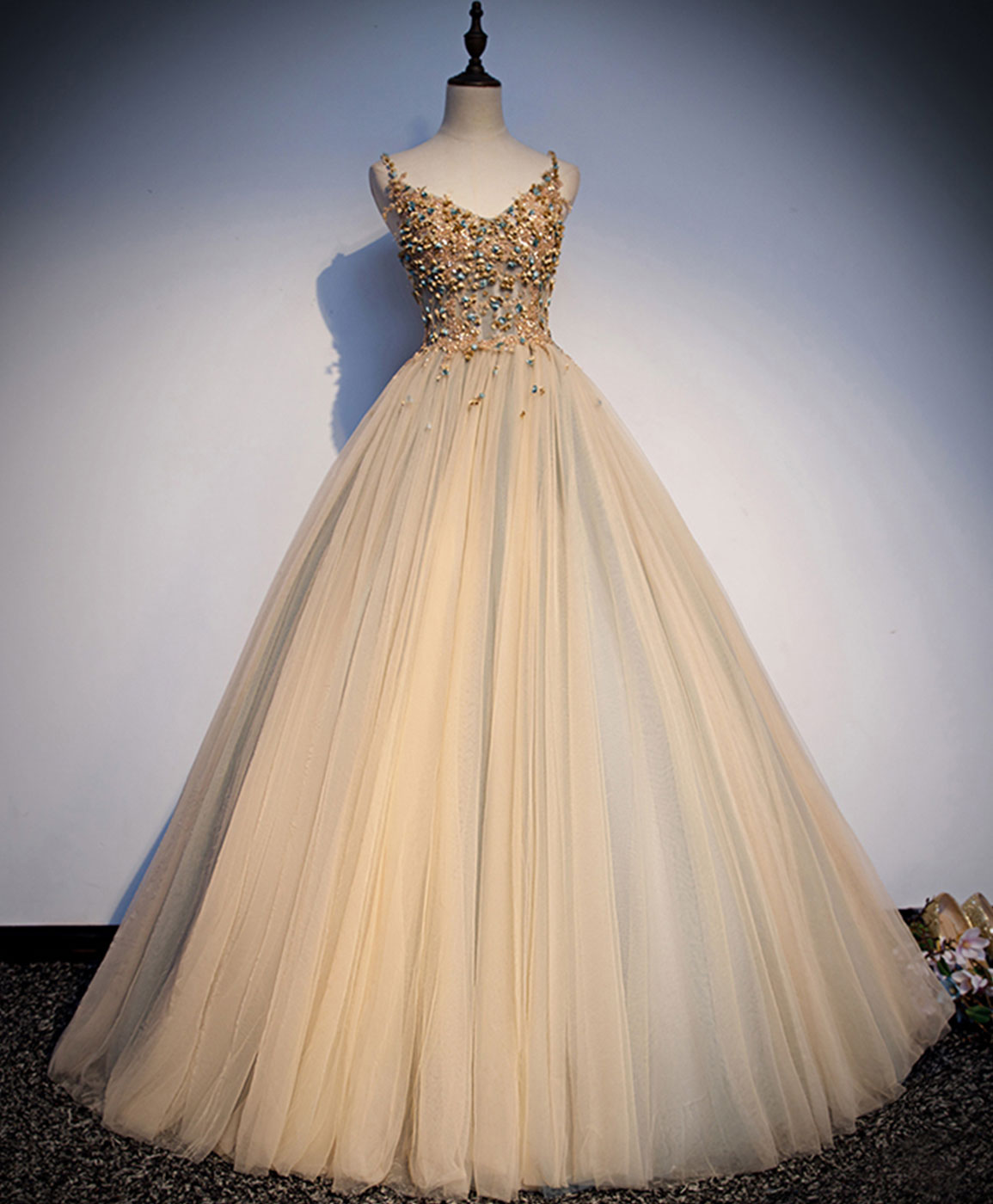Elegant Champagne V-Neck Tulle Sequin Beaded Long Prom Dress for Formal Events - Perfect for Homecoming, Wedding, and Evening Gala